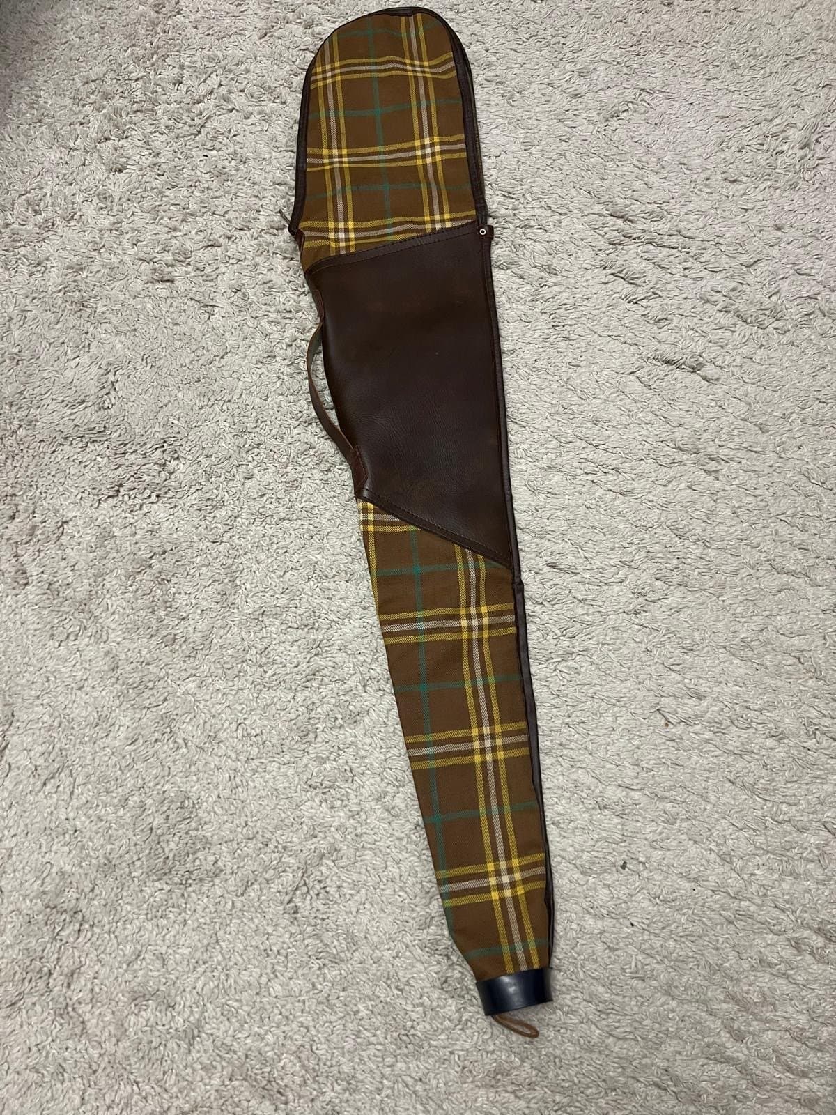 Vapenväska i brunt och rutigt mönster