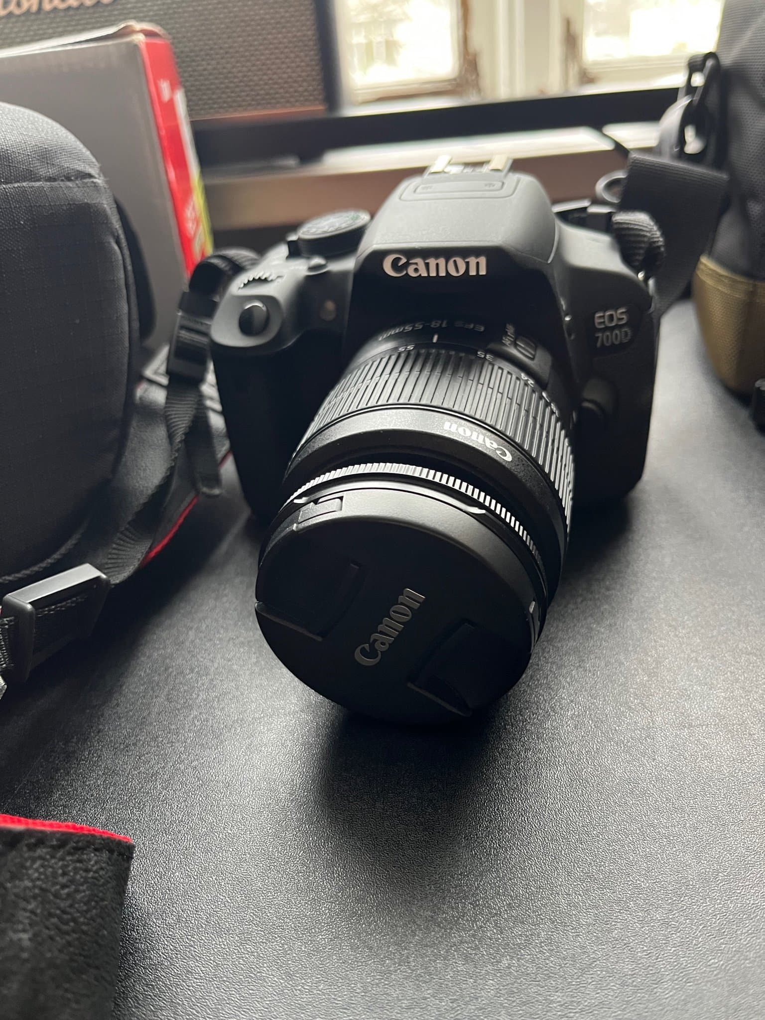 Canon EOS 700D systemkamera med objektiv
