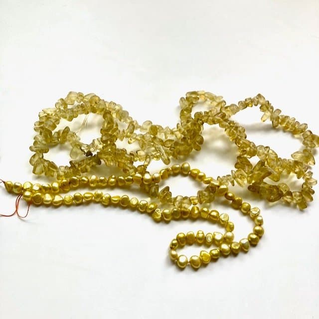 Sötvattenspärlor o riktiga stenar nuggets gult guld no 25