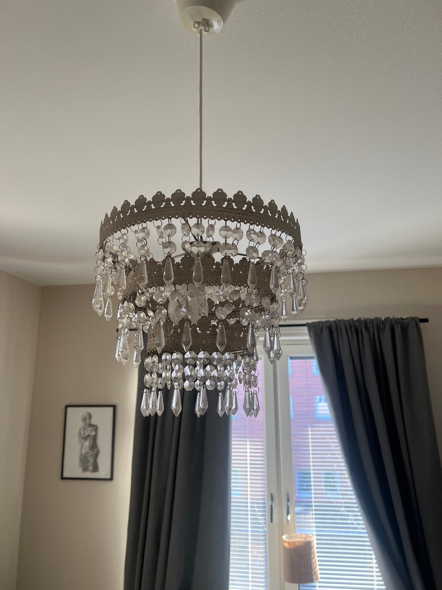 Taklampa med kristalldekorationer