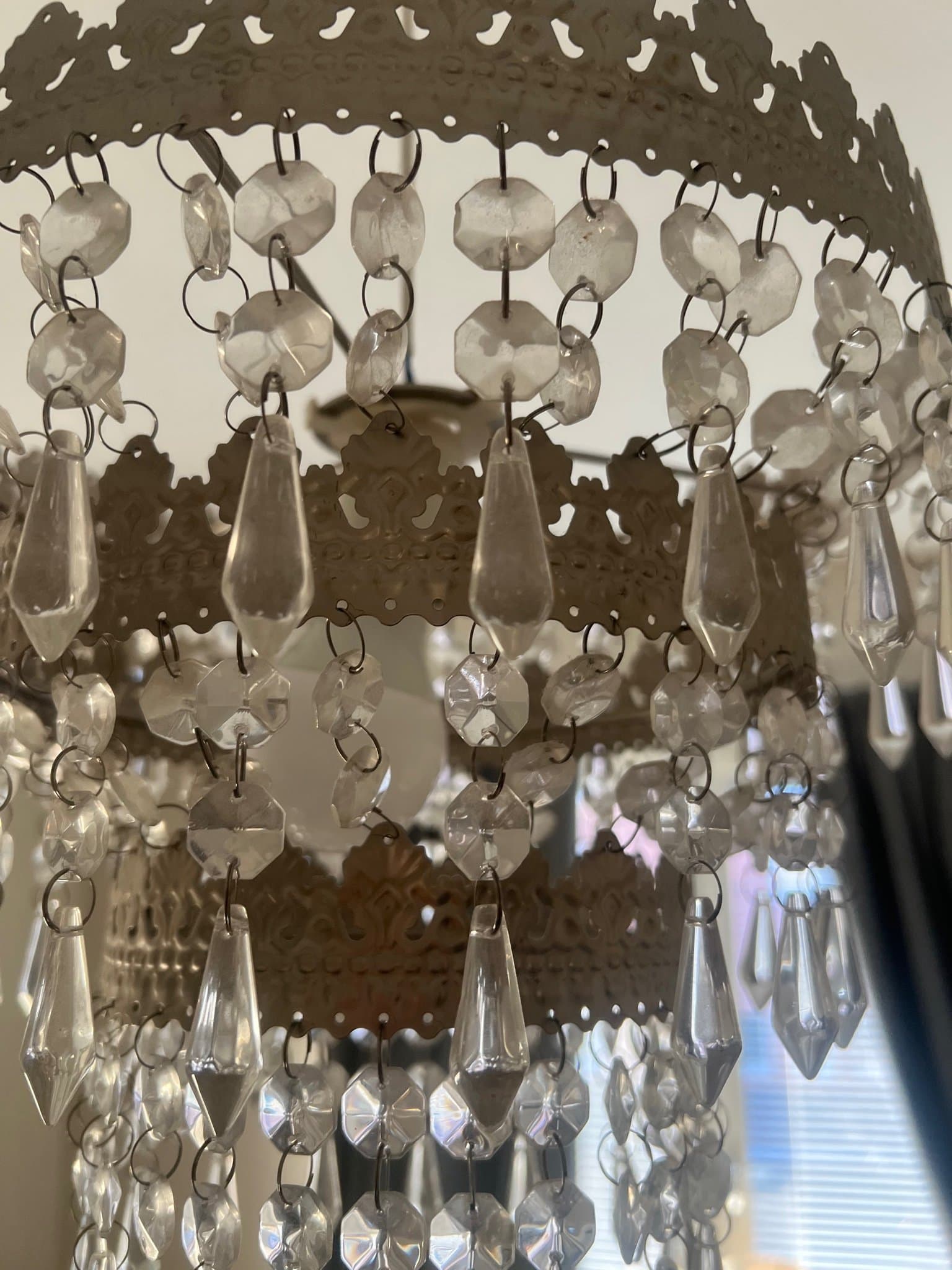 Taklampa med kristalldekorationer