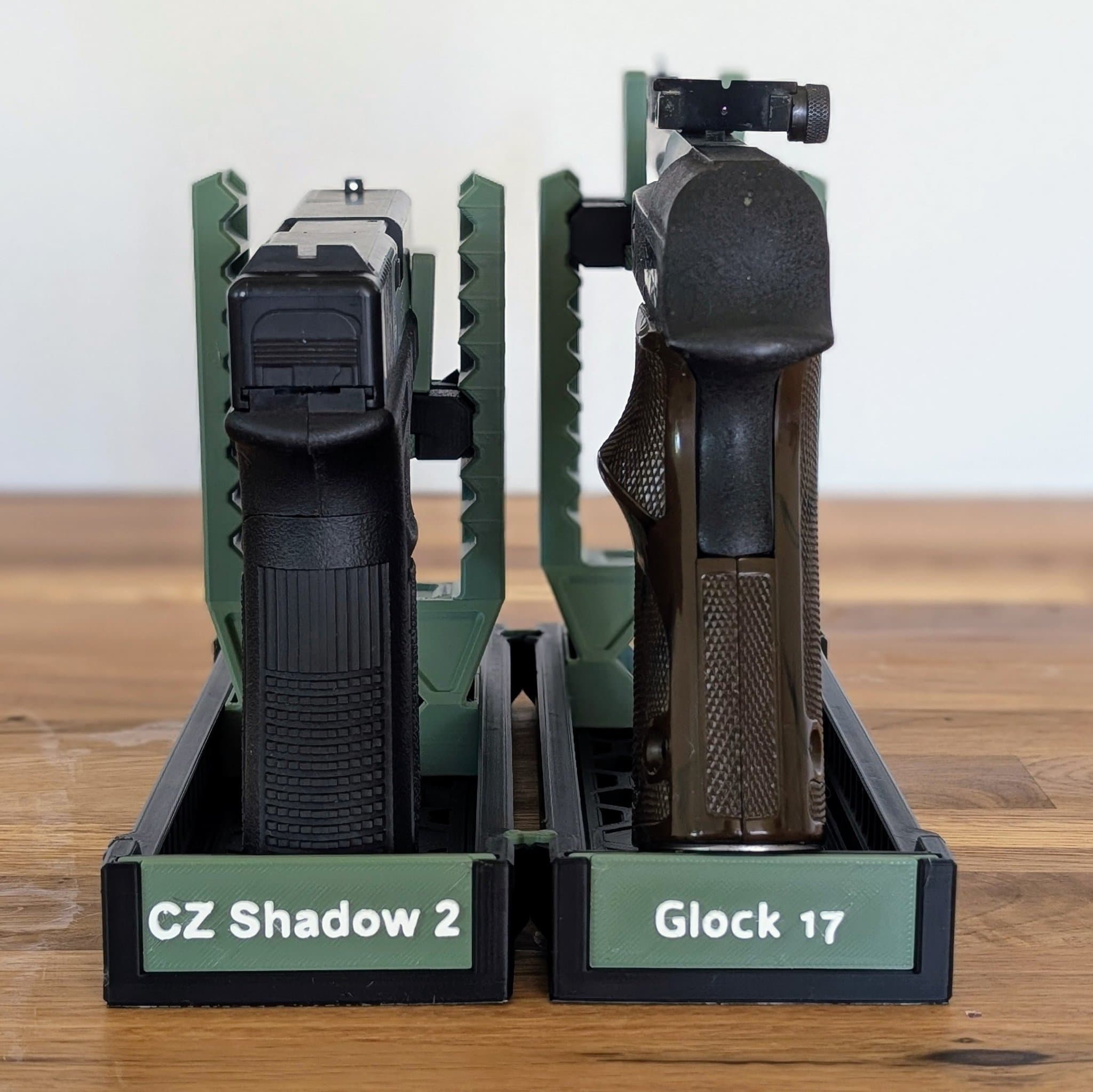 Två pistolställ - ställbaramed custom namnskylt