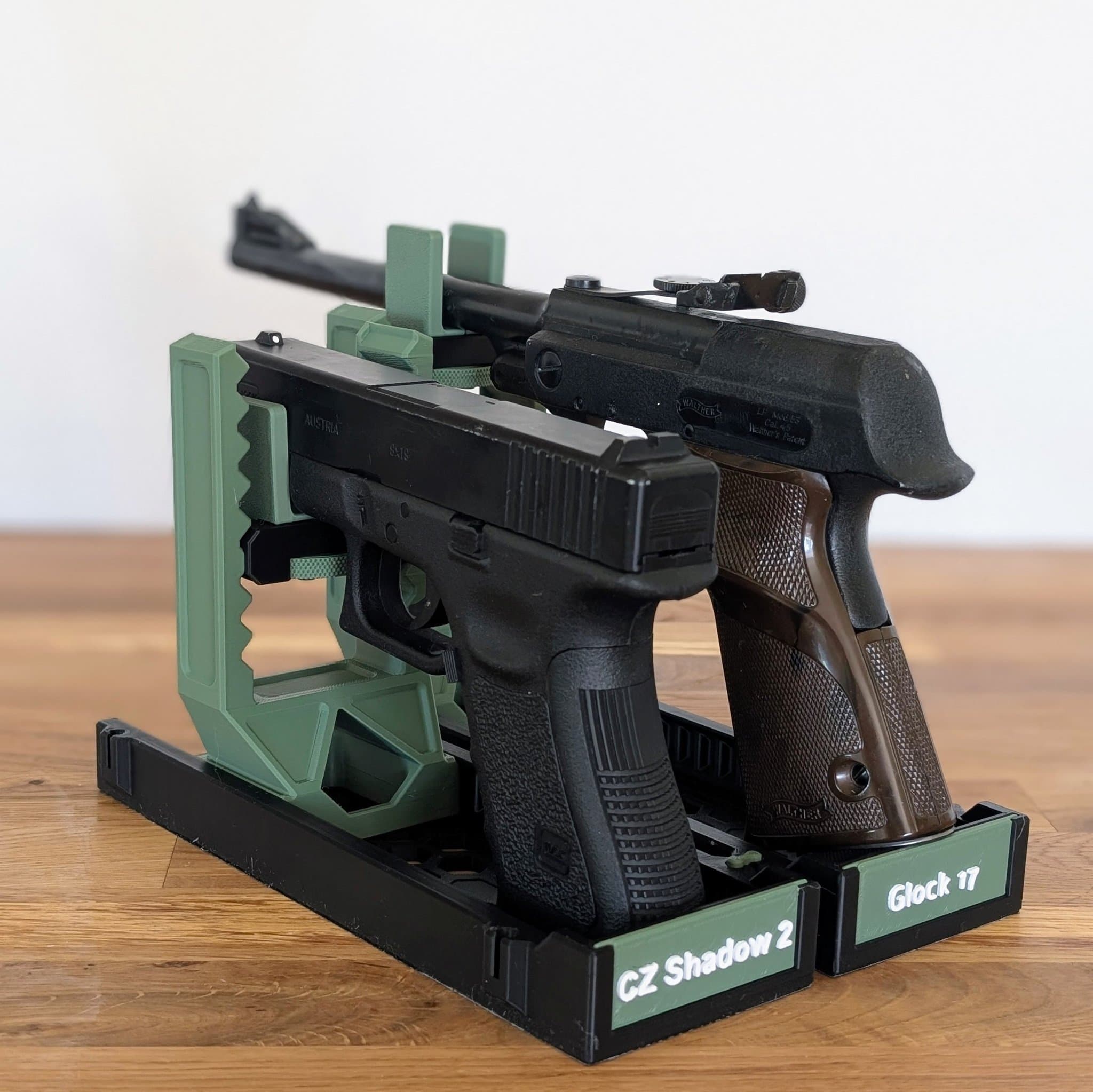 Två pistolställ - ställbaramed custom namnskylt