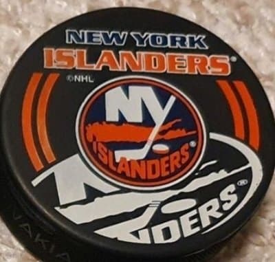 Ishockey Puck NHL New York Islanders, tillverkad i Slovakien