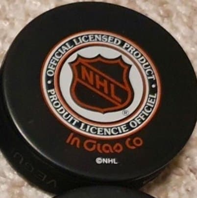 Ishockey Puck NHL New York Islanders, tillverkad i Slovakien