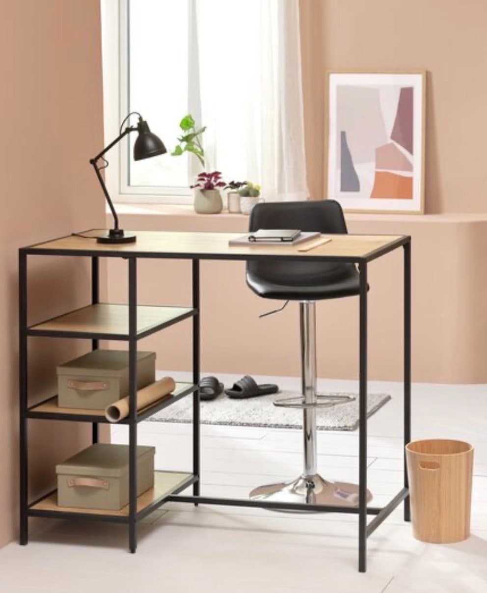 Skrivbord med hyllor