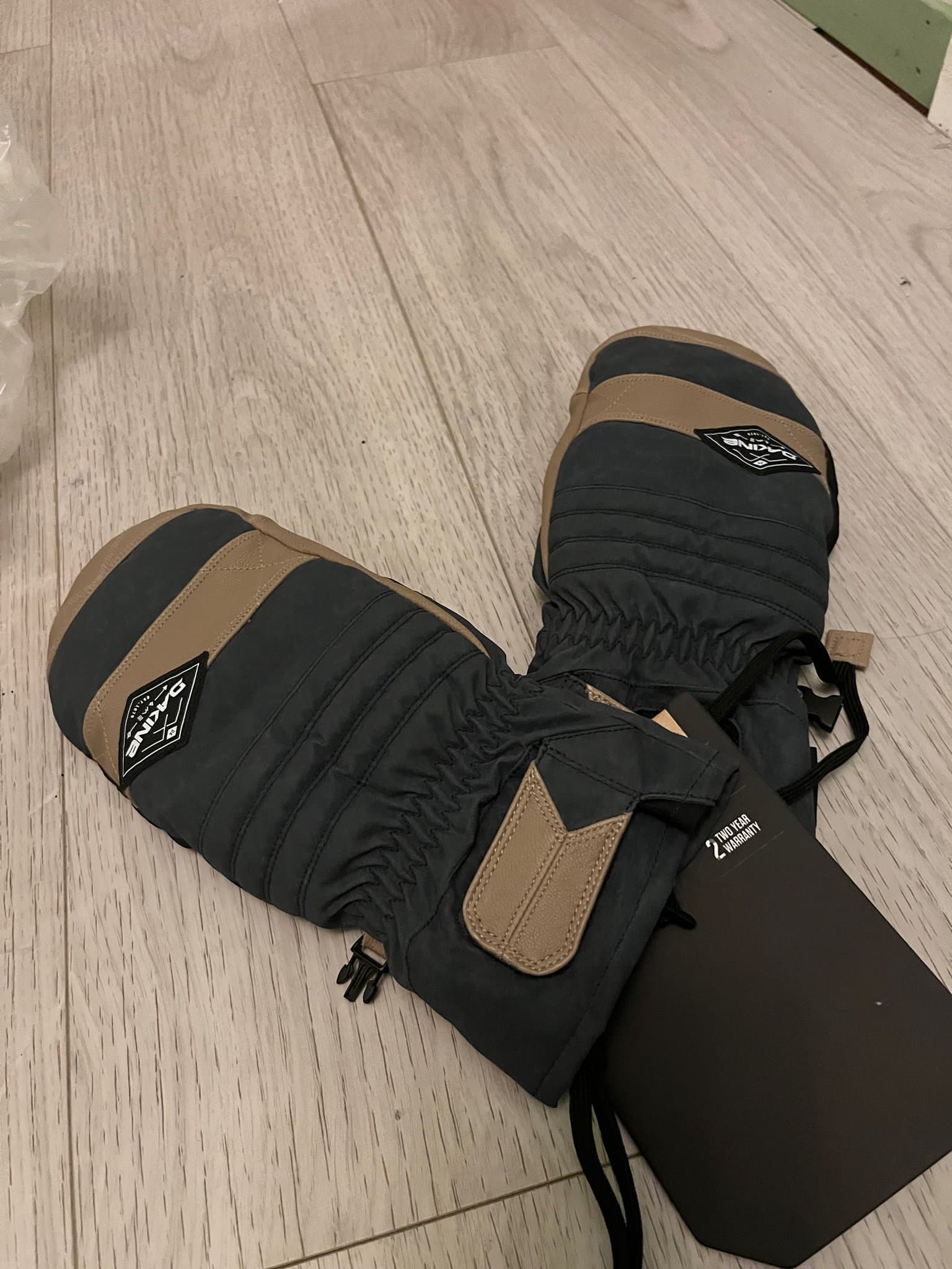 Dakine mörkgrå, brun vantar, storlek L