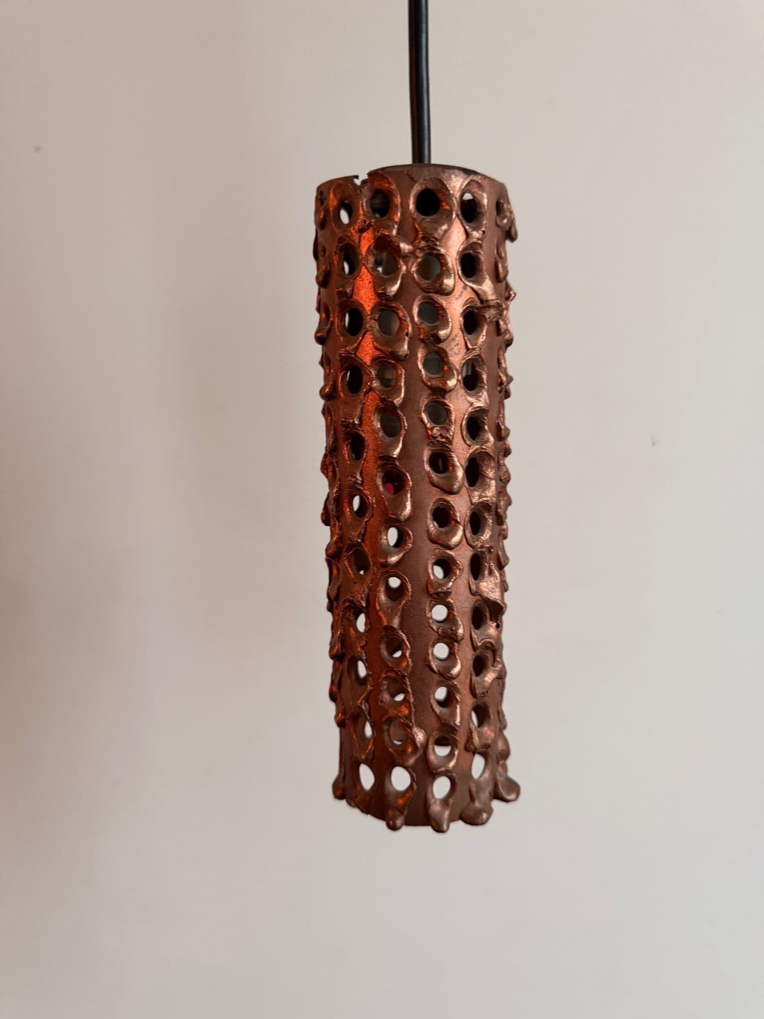 Pendellampa med perforerad koppar skärm