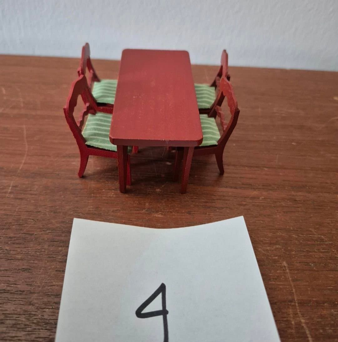 Lisa dockhus, Matsalsbord med stolar