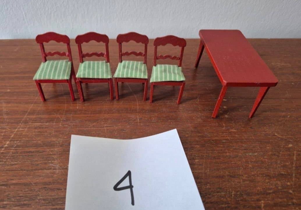 Lisa dockhus, Matsalsbord med stolar