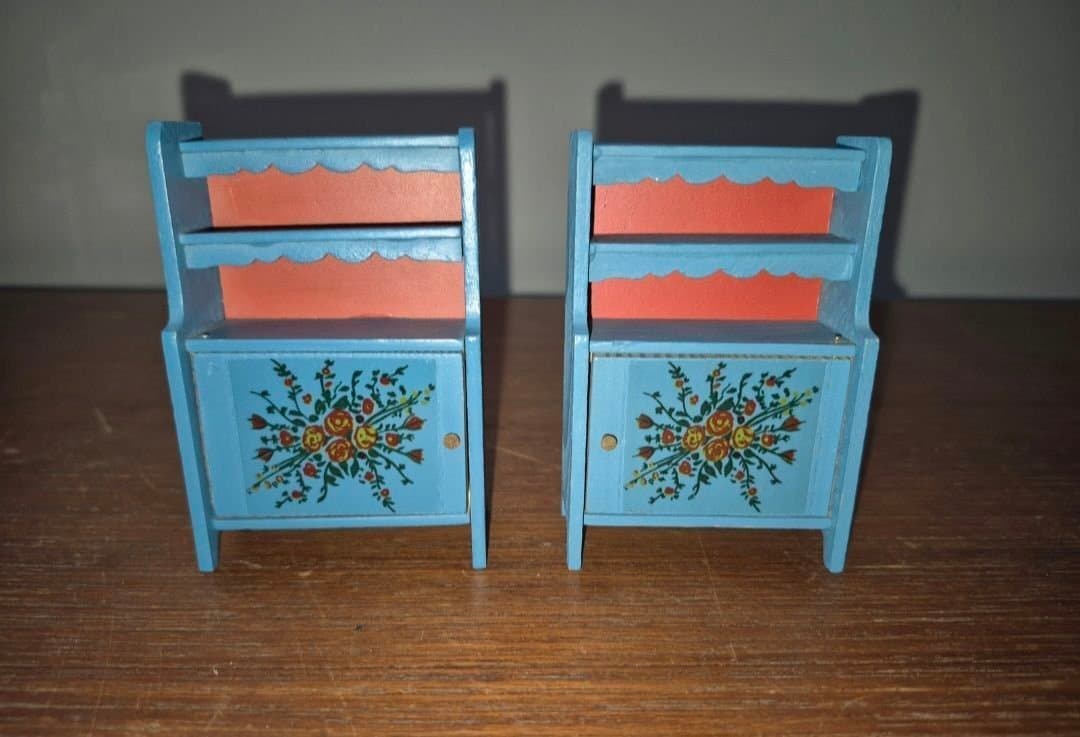 Lisa dockhus, 2 spegelvända skåp