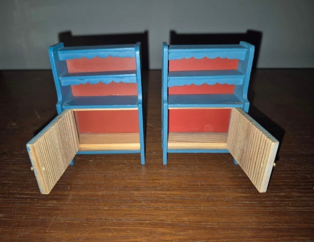 Lisa dockhus, 2 spegelvända skåp