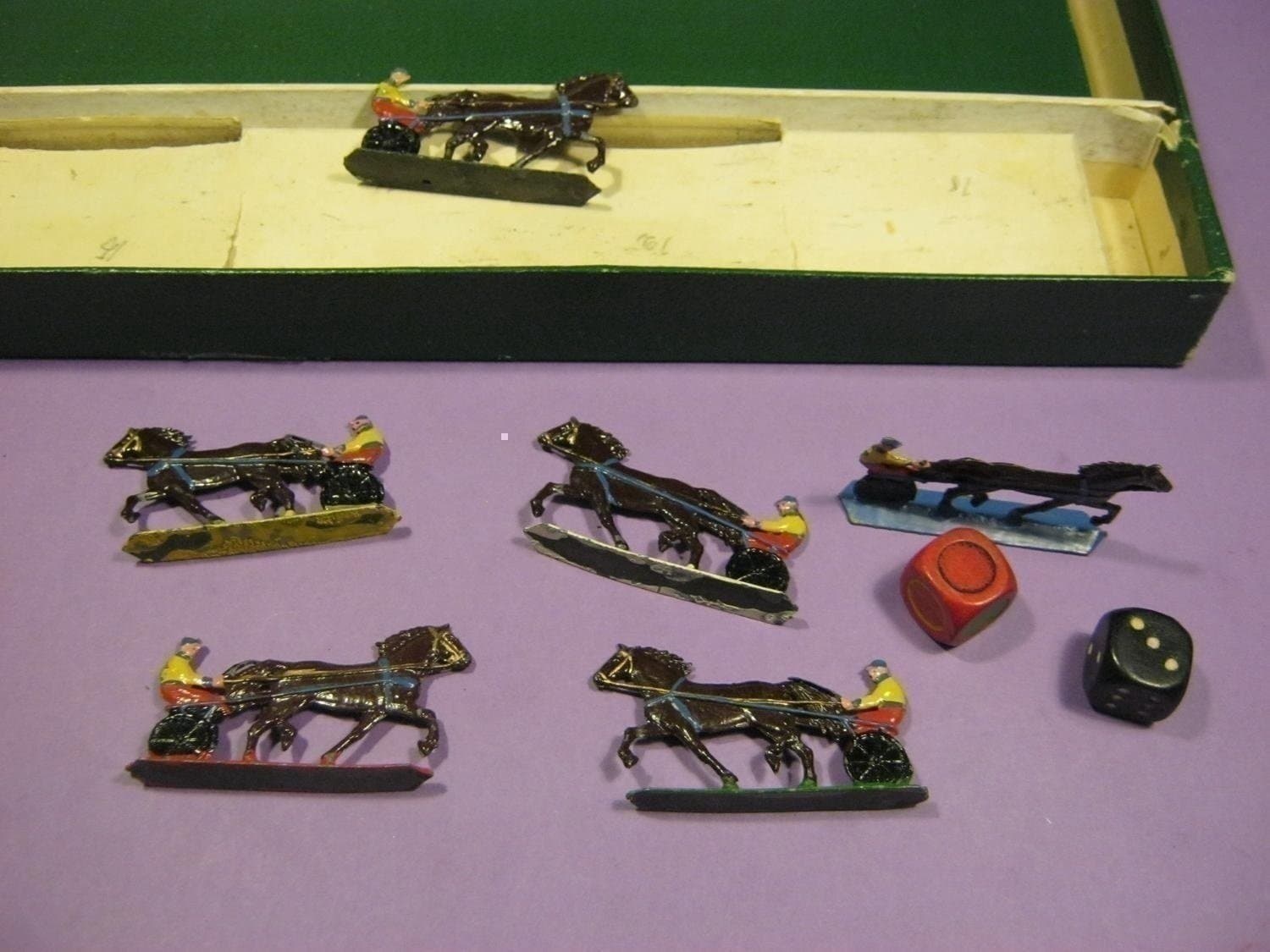 Brio´s Travtävling, Gammalt spel från Brio med stora tunga pjäser i metall, Kpl