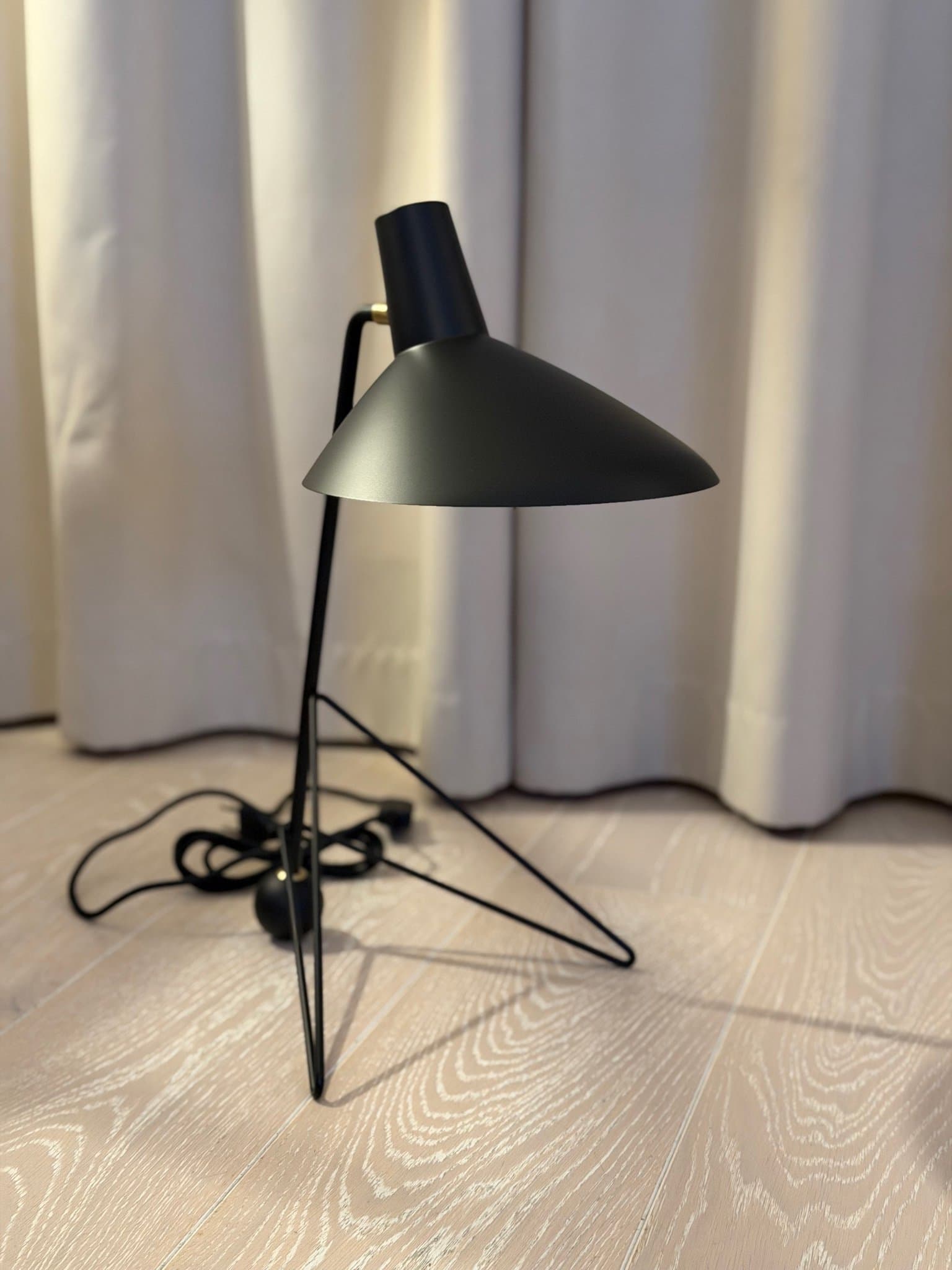 Bordslampa ”Tripod HM9” från &Tradition (ny)