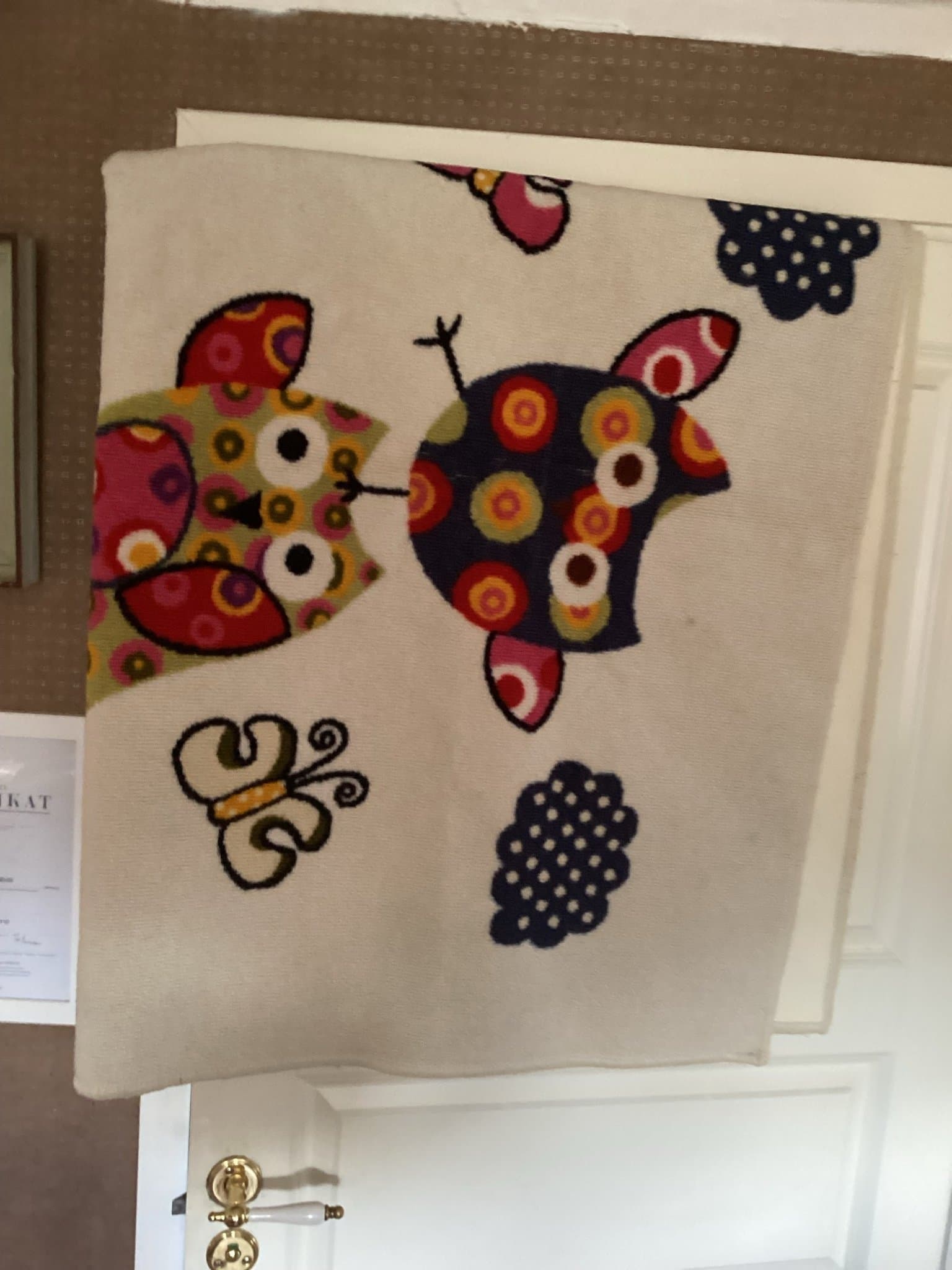 Barnmatta med ugglor ljus botten