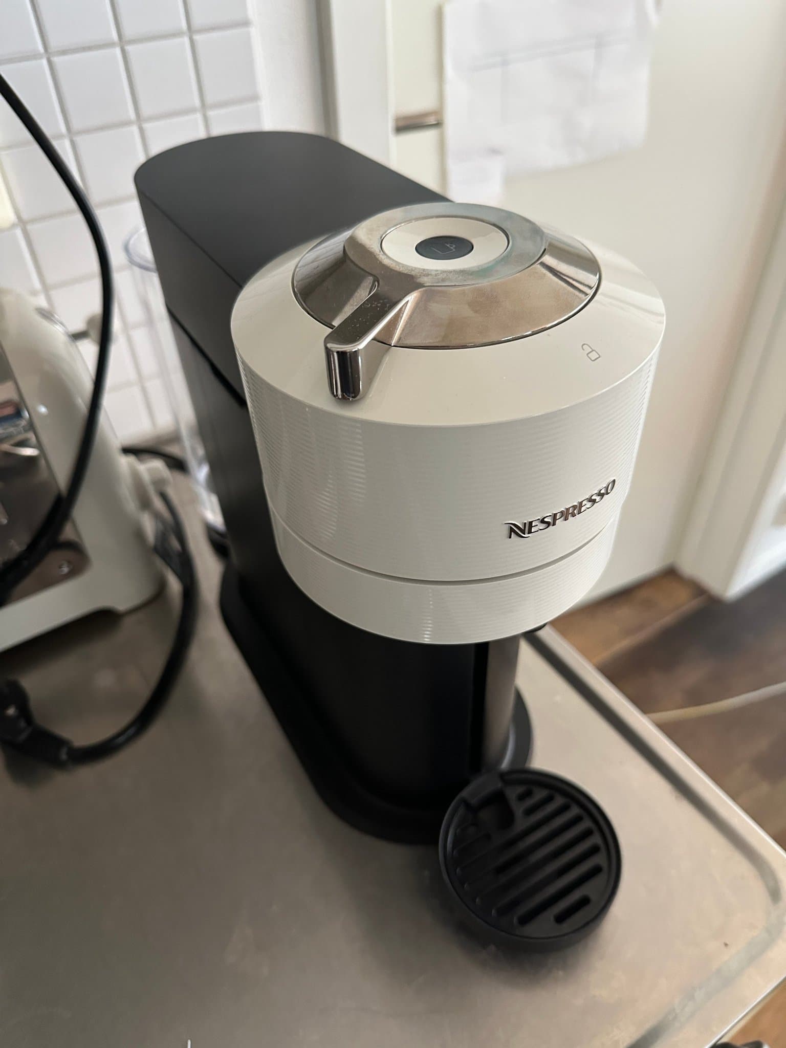 NESPRESSO® Vertuo Next kaffemaskin av DeLonghi, Vit