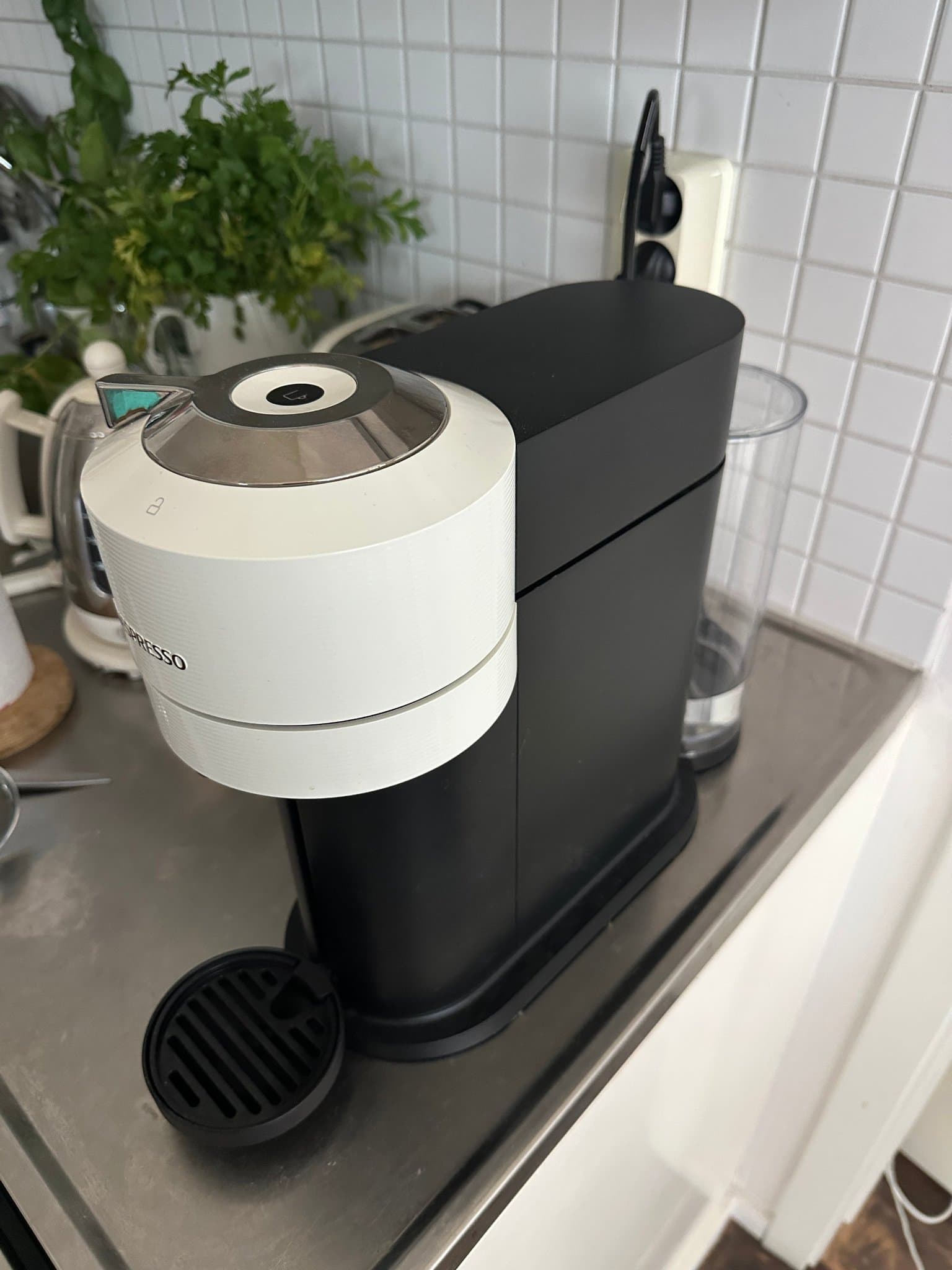 NESPRESSO® Vertuo Next kaffemaskin av DeLonghi, Vit