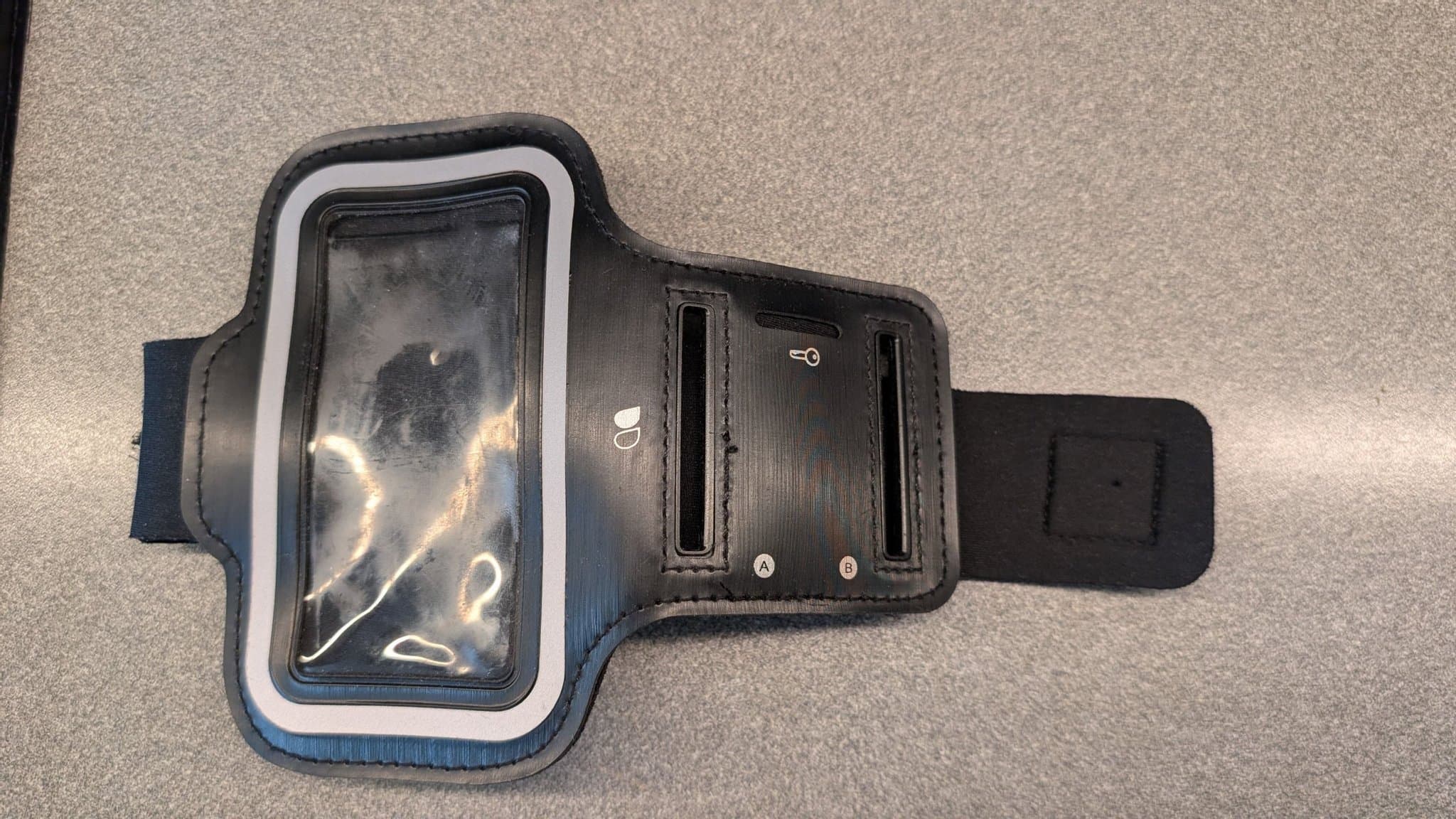 Mobilarmband med nyckelsfika för träning/löpning