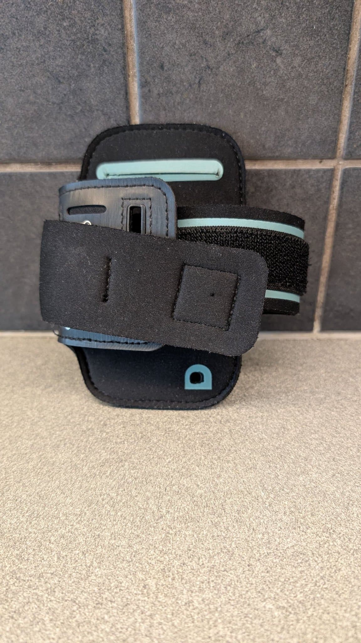 Mobilarmband med nyckelsfika för träning/löpning