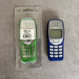 Nokia 3210 mobiltelefon med extra skal