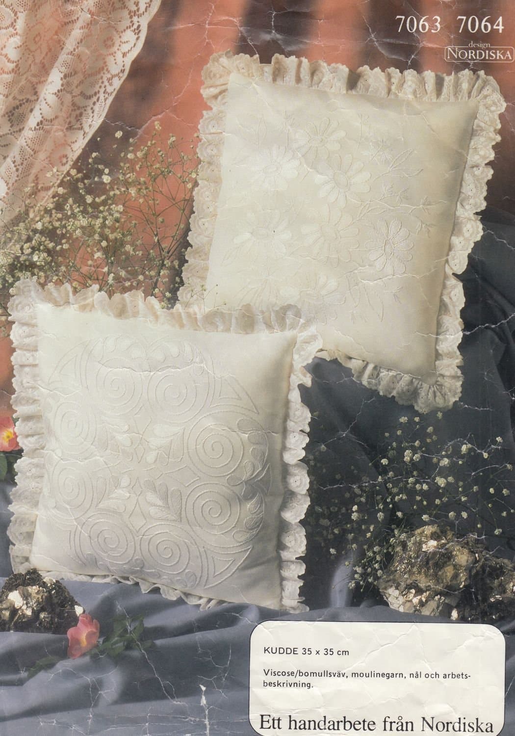 ** BRODERA EN VACKER KUDDE I VITBRODERI * ca: 35 x 35 cm * RITAT BRODERI **