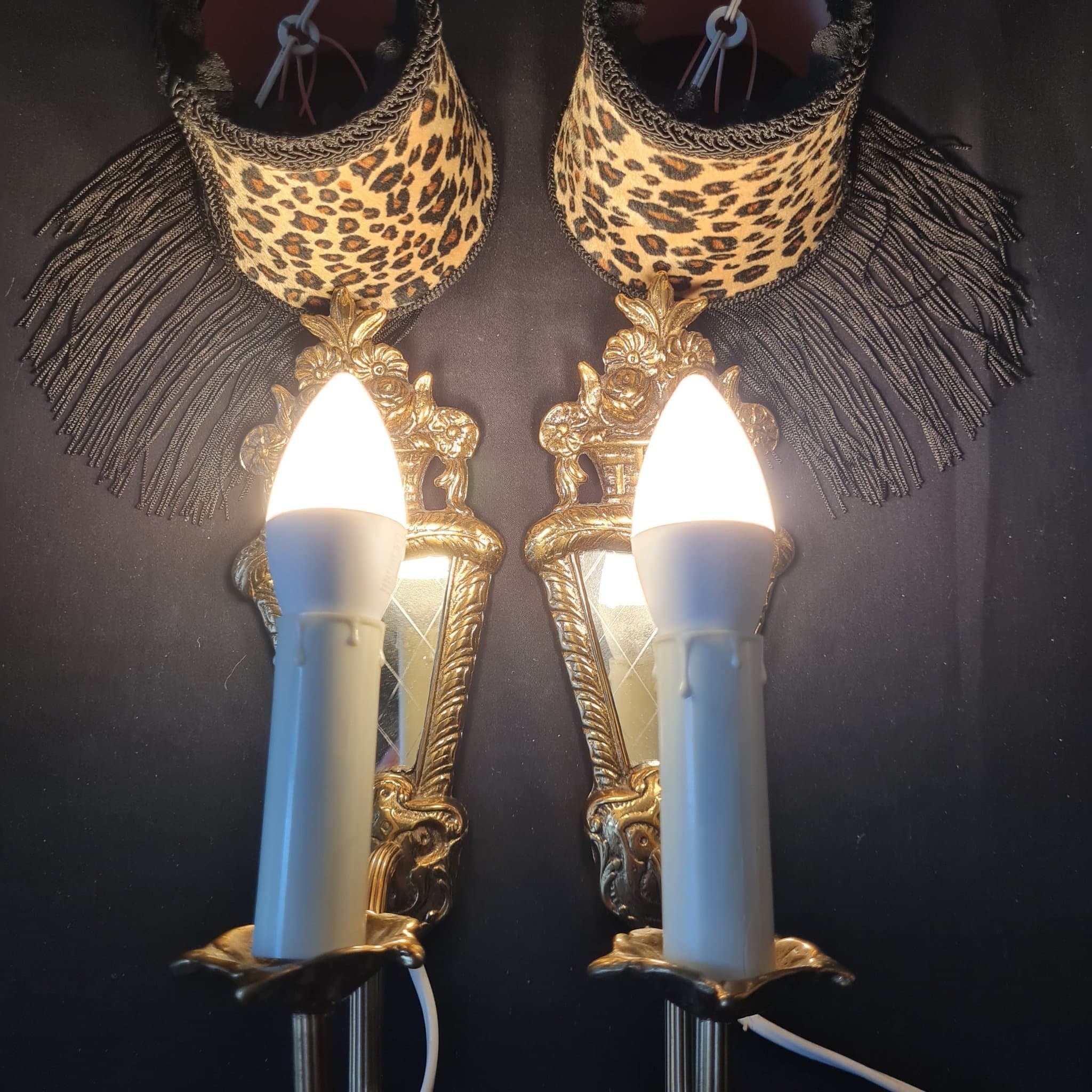 Leopard. NYKLÄDDA! Lampetter vägglampa mässing! Läcker, Välgjord med fransar.