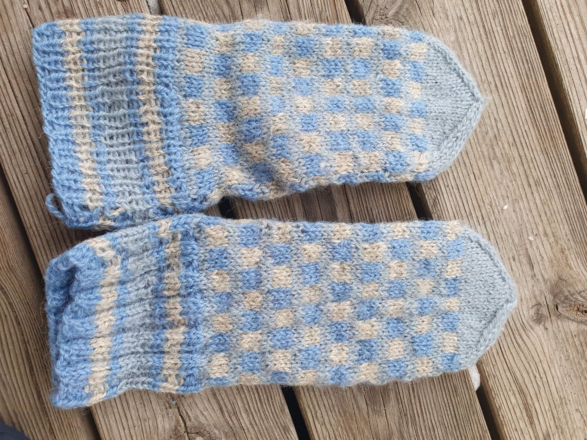 Stickade Ljusblå vantar