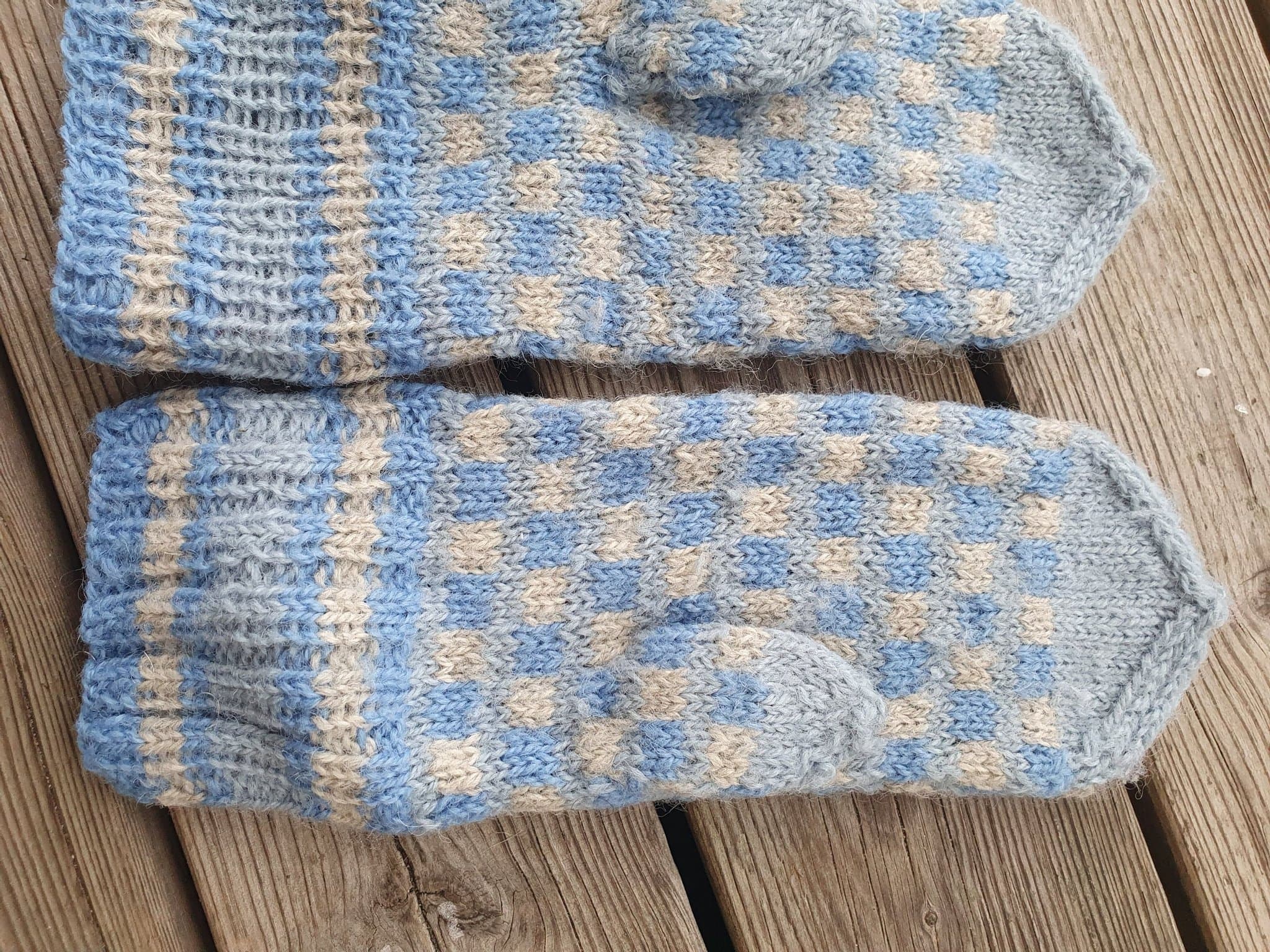 Stickade Ljusblå vantar