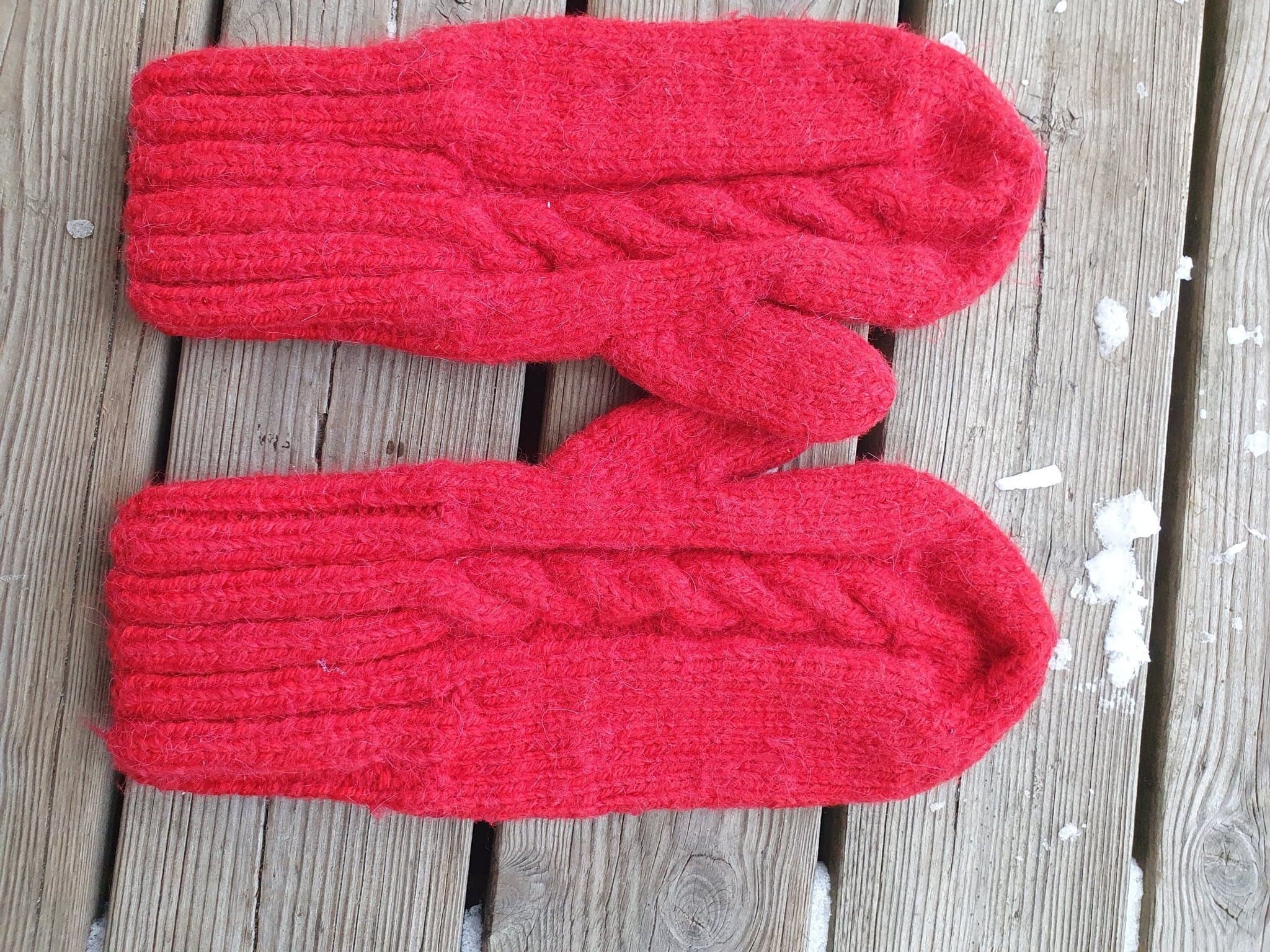 Stickade Röda vantar
