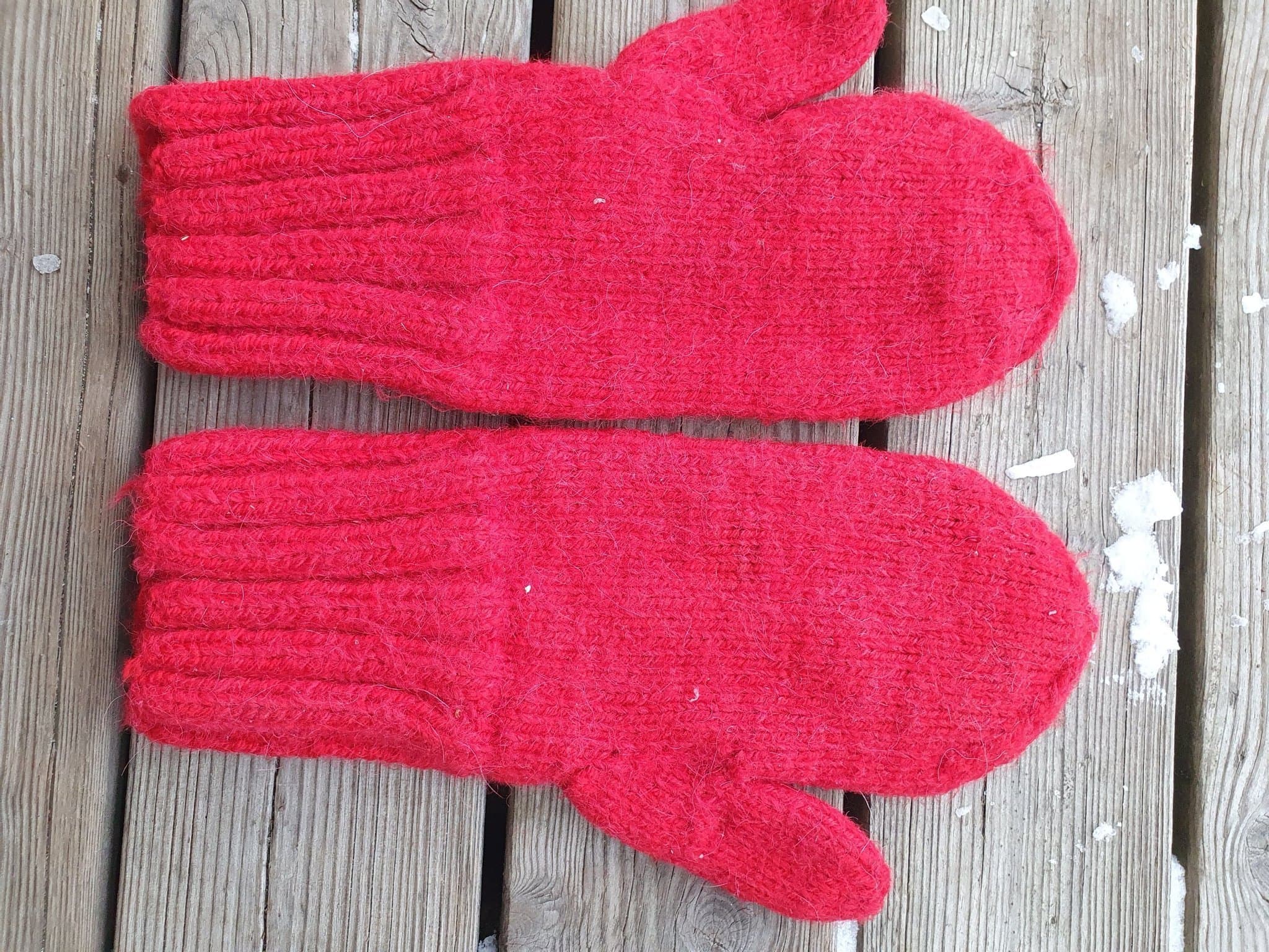Stickade Röda vantar