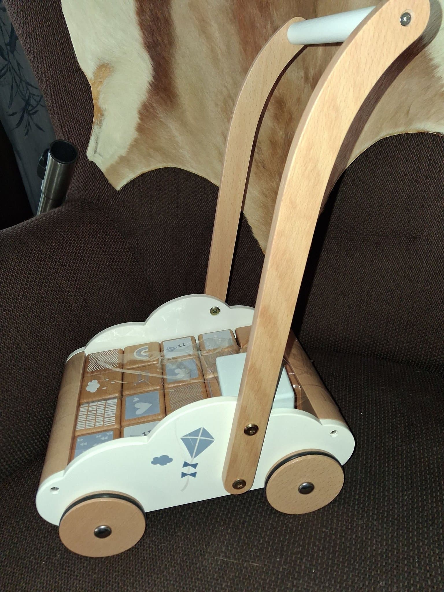 Gåvagn med byggklossar i trä