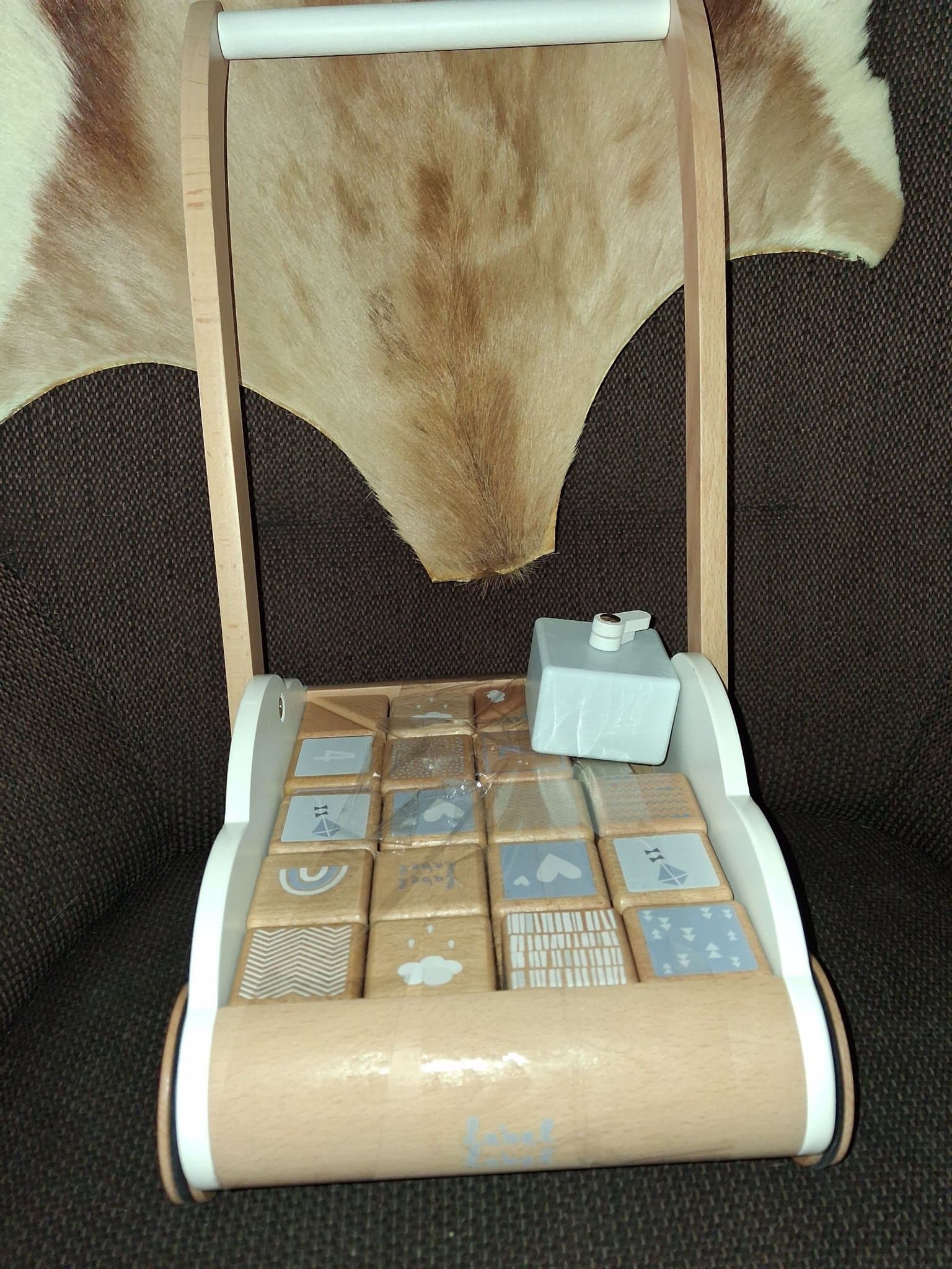 Gåvagn med byggklossar i trä