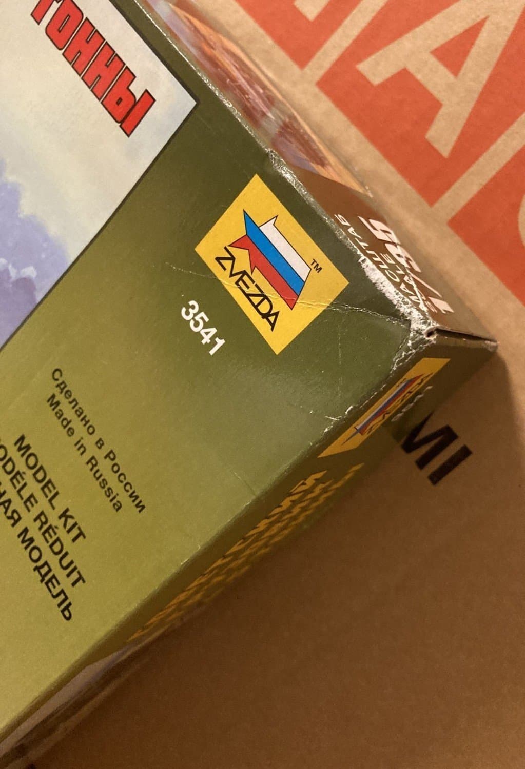 SOVIET 4.5 TON TRUCK (SLITEN LÅDOR) ZVEZDA 1/35 OÖPPNAD