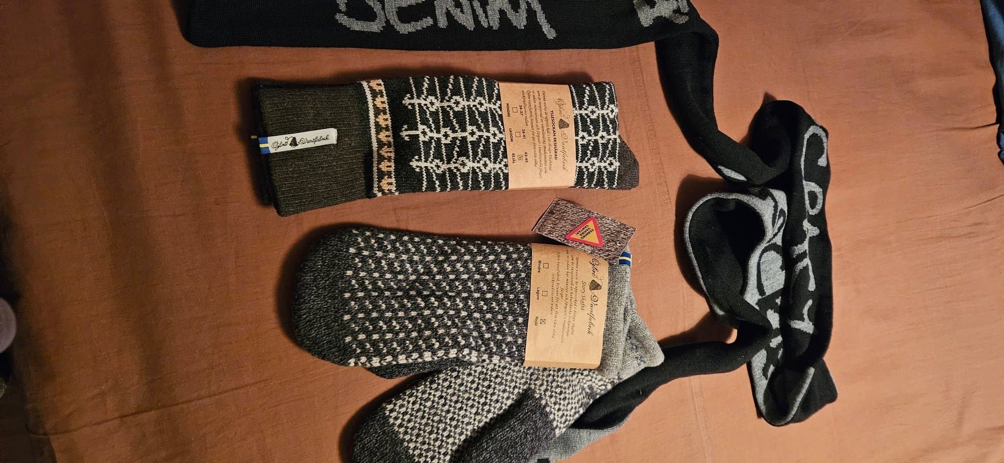 Vantar och Ullstrumpor stl 42-45 och halsduk med ull