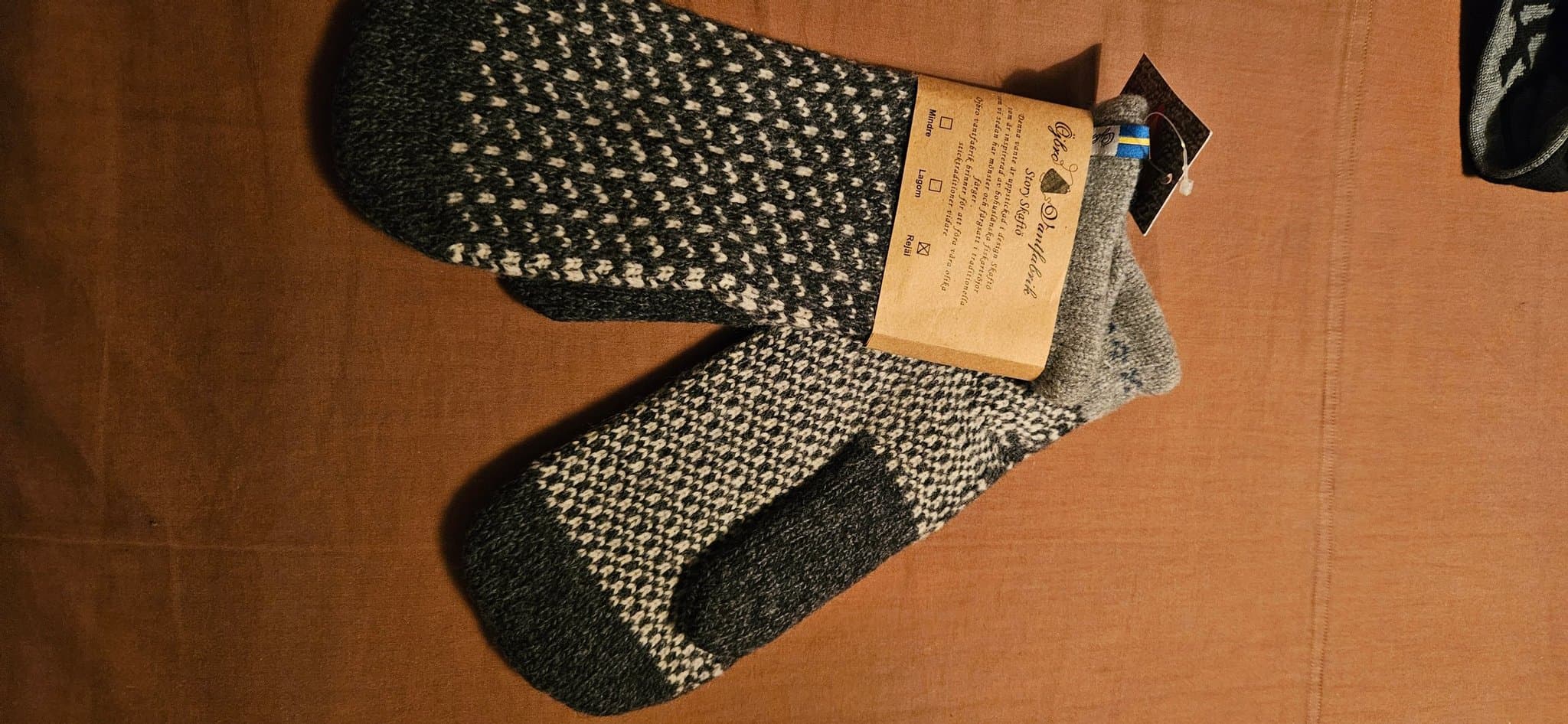 Vantar och Ullstrumpor stl 42-45 och halsduk med ull