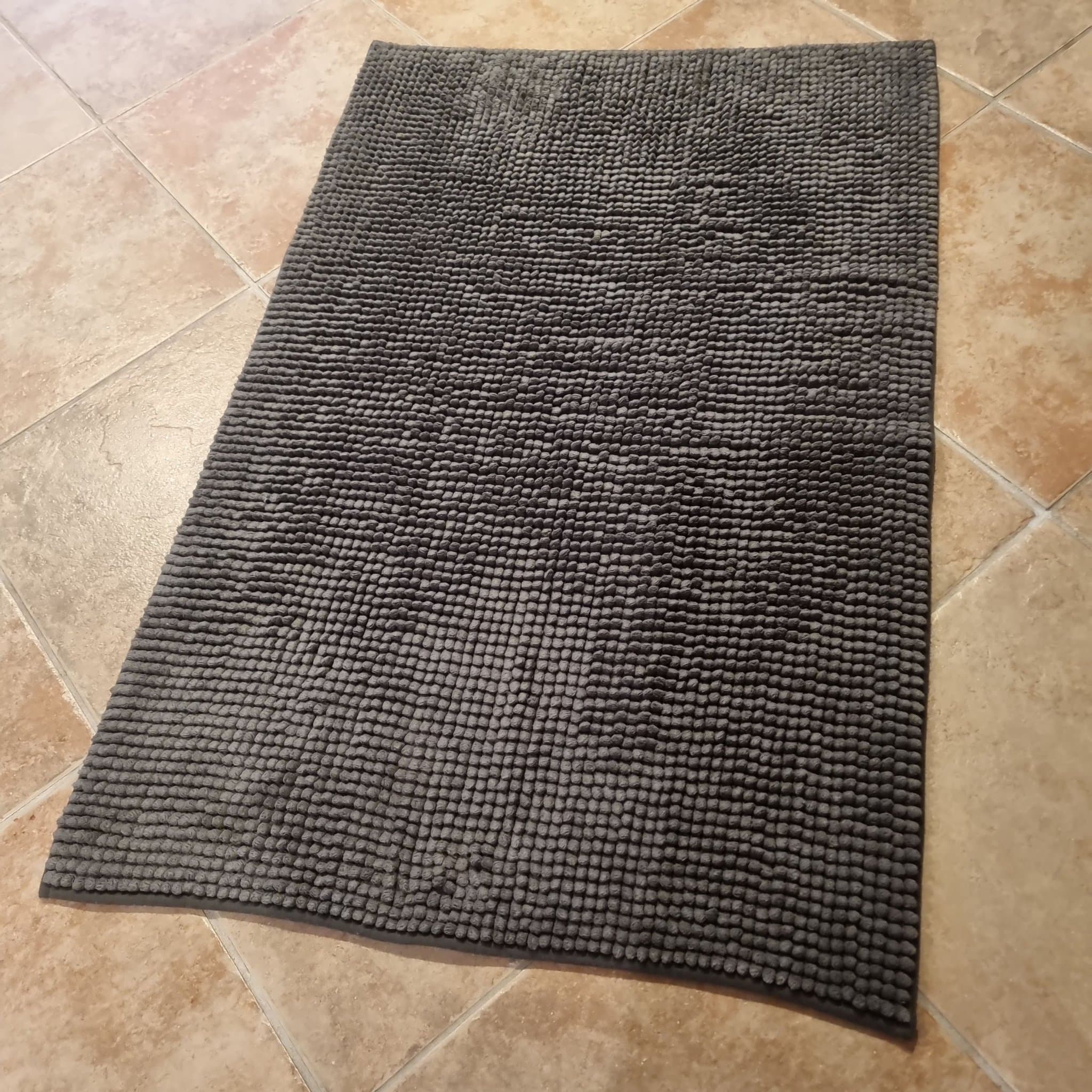 Grå och svart badrumsmatta