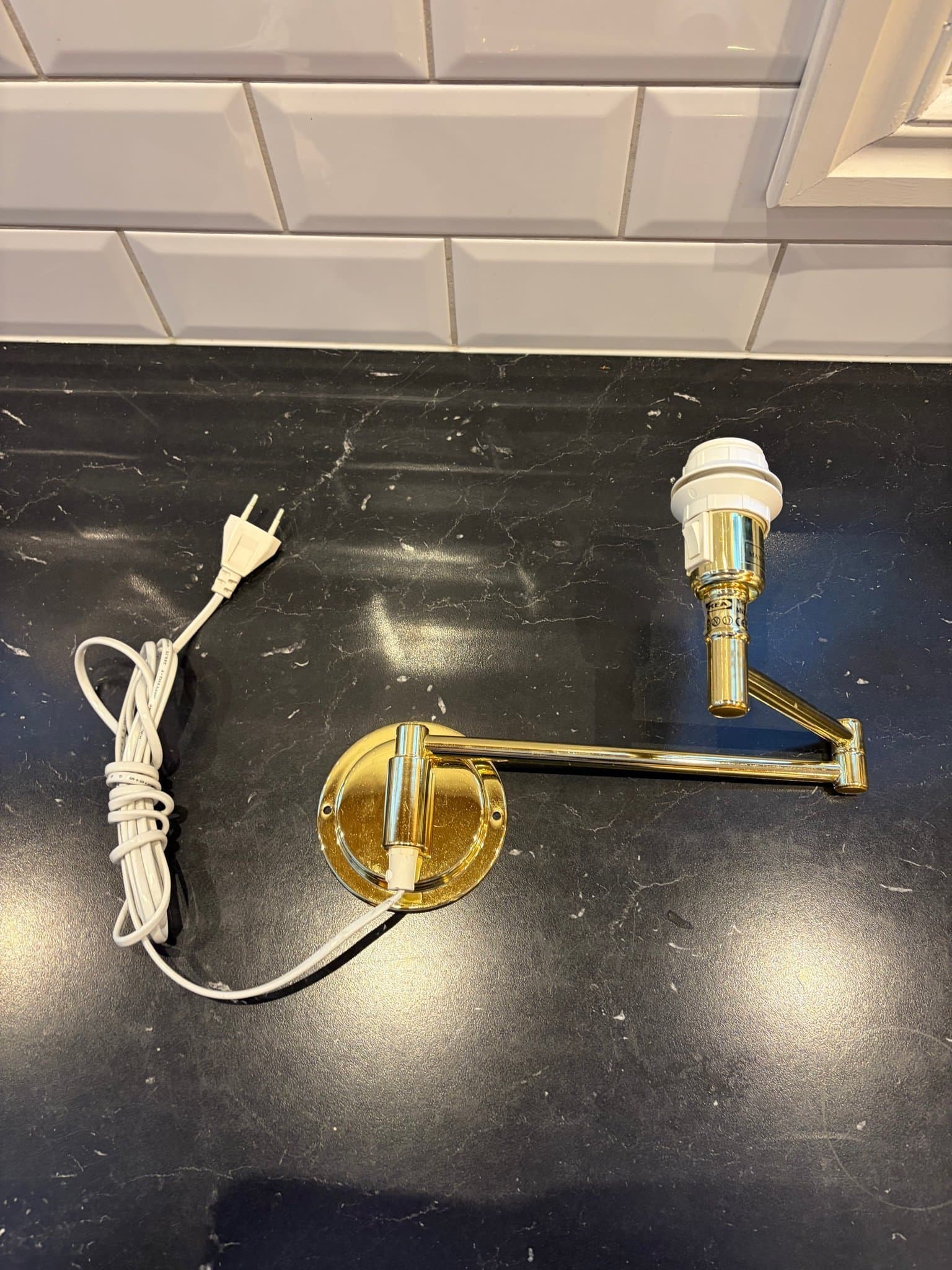 Nästan Nyskick Vägglampa lampa i mässing IKEA