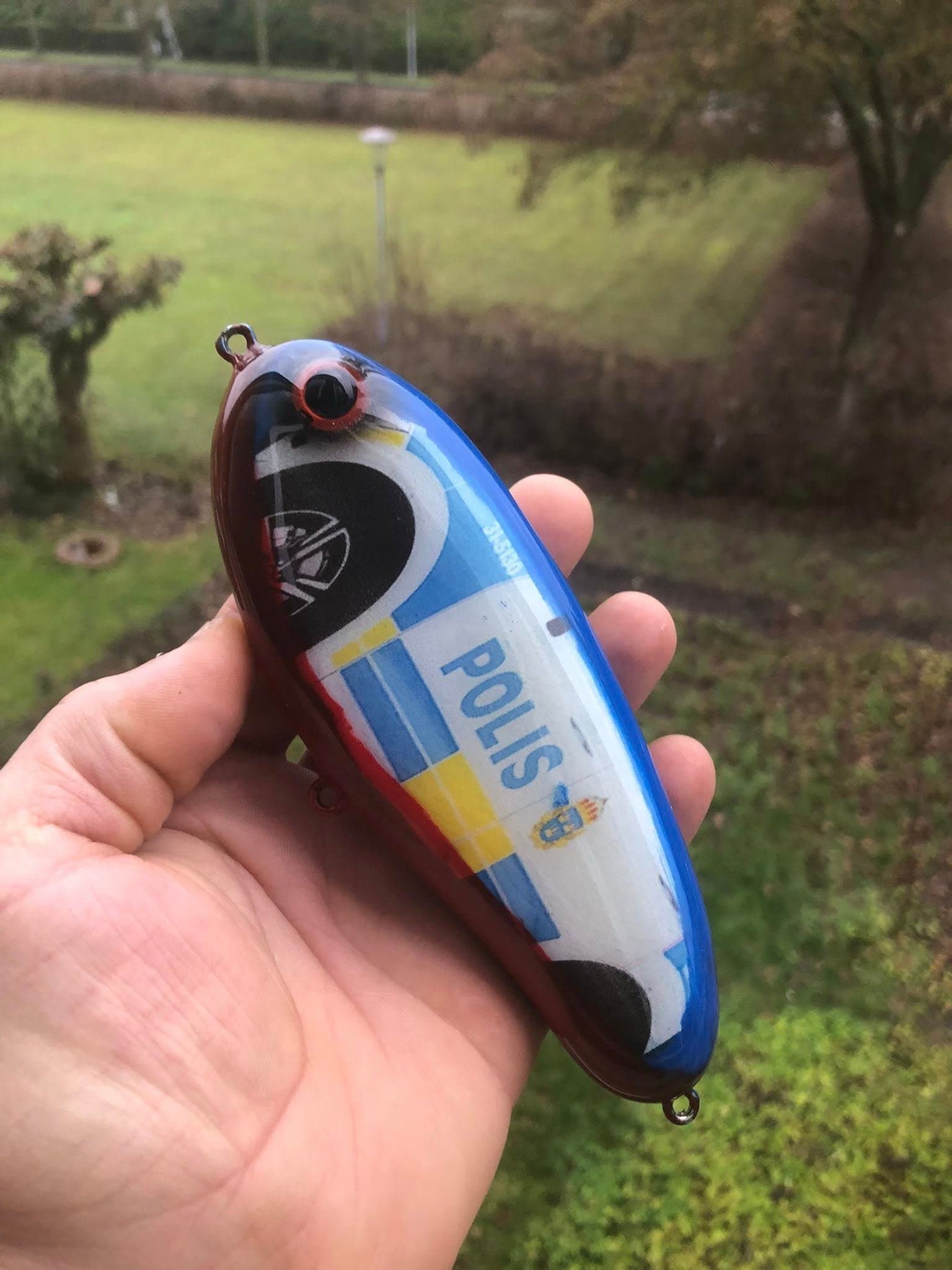 Fiskedrag med polisdesign