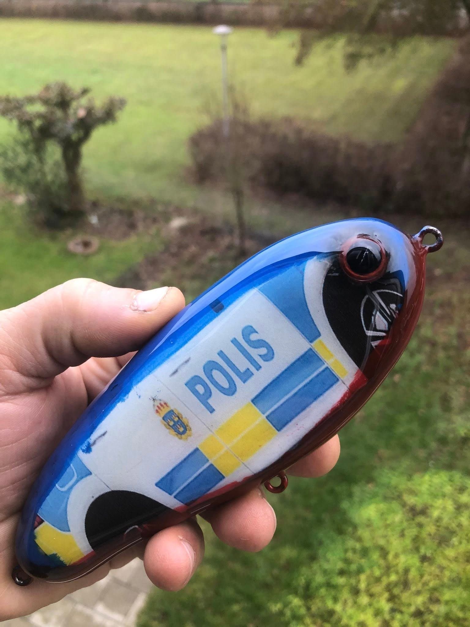 Fiskedrag med polisdesign