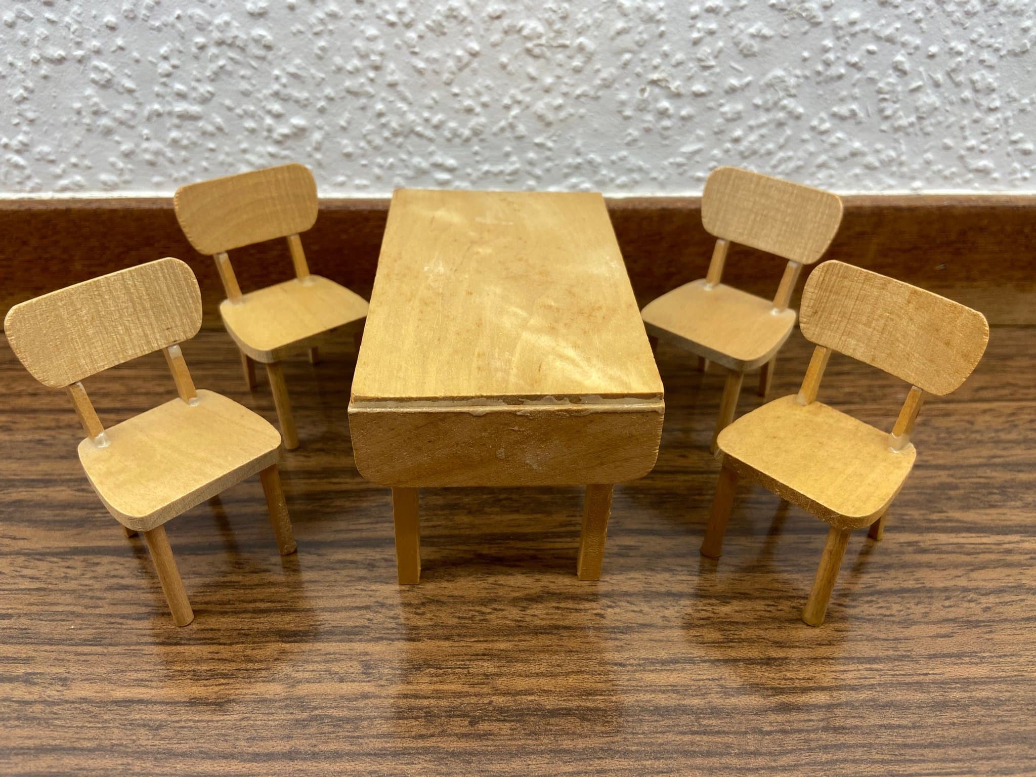 LUNDBY - Lerro - Bord - Stolar - Matsalsmöbel - Dockskåp