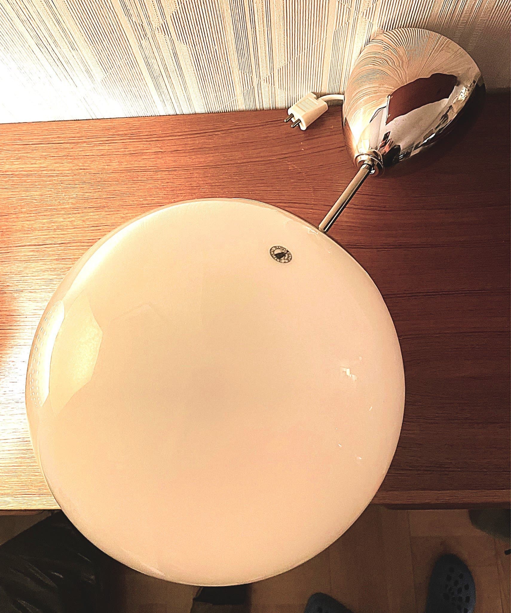 Stilren taklampa/pendellampa i munblåst opalglas och krom.