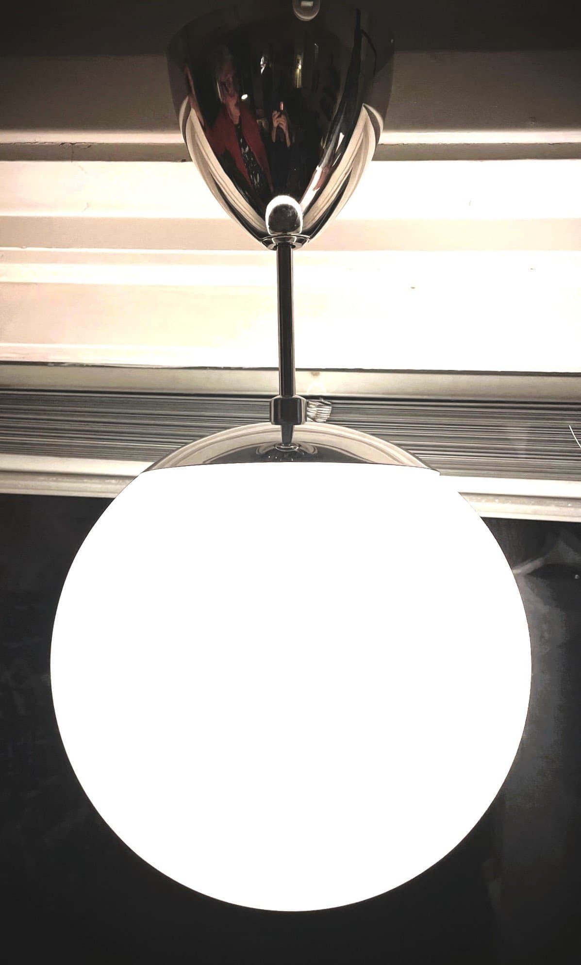 Stilren taklampa/pendellampa i munblåst opalglas och krom.