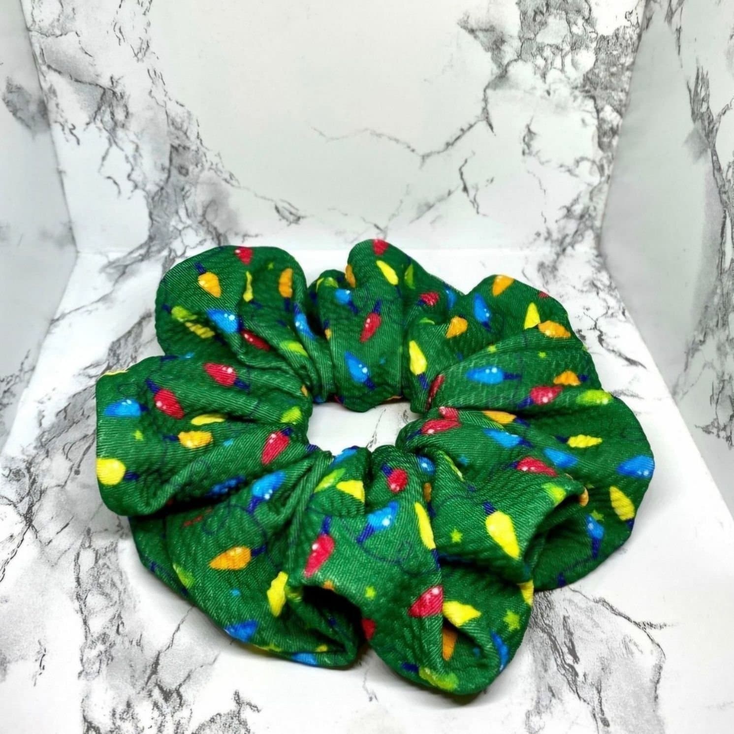 Grön julbelysning mönstrad överdimensionerad Scrunchie Enchanted Scrunch NY