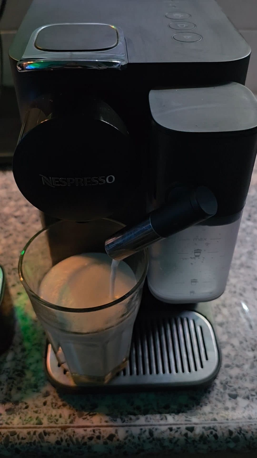 Nespresso De'Longhi Lattissima One