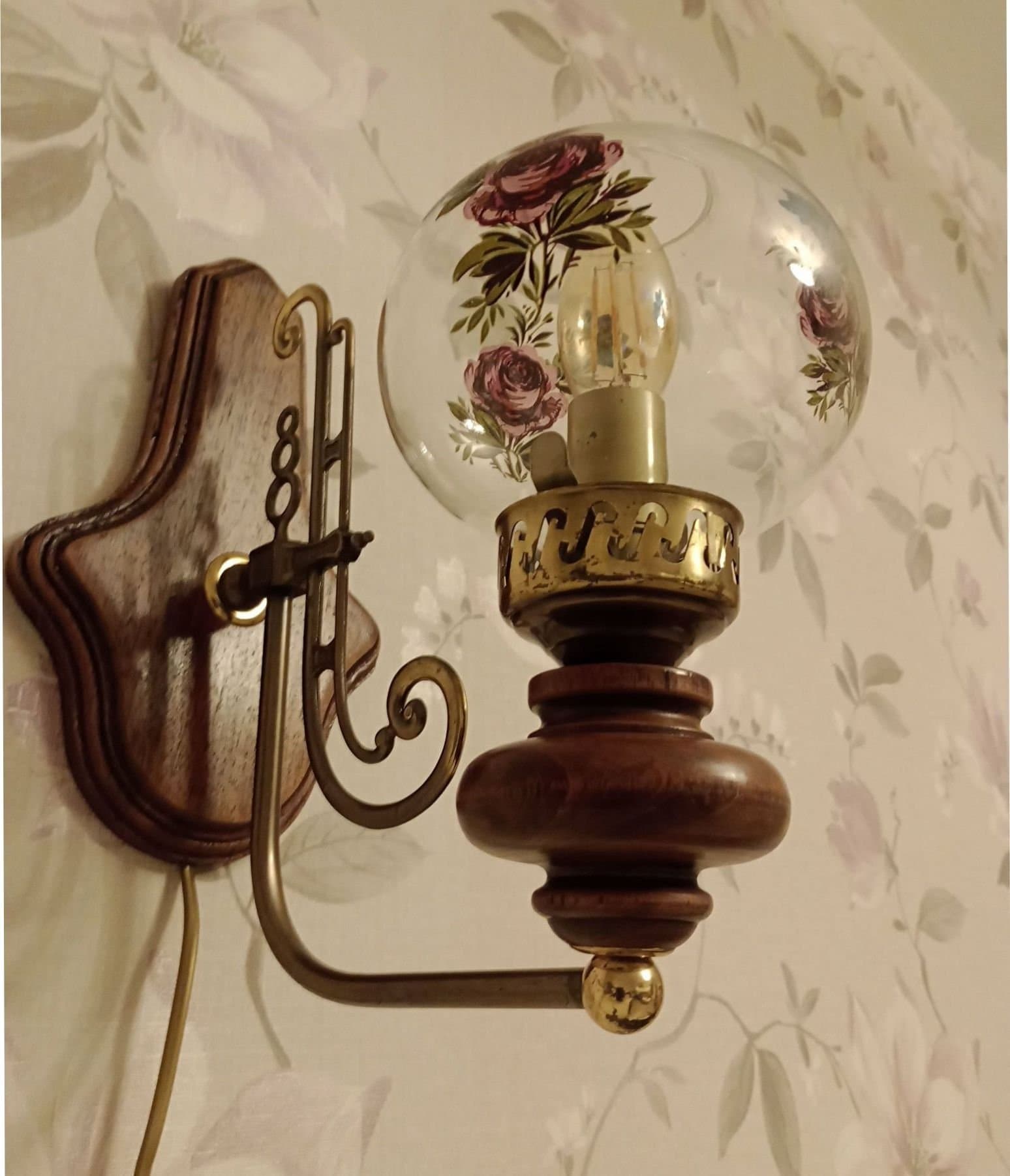 Vintage Vägglampa av trä mässing och glas med rosmotiv