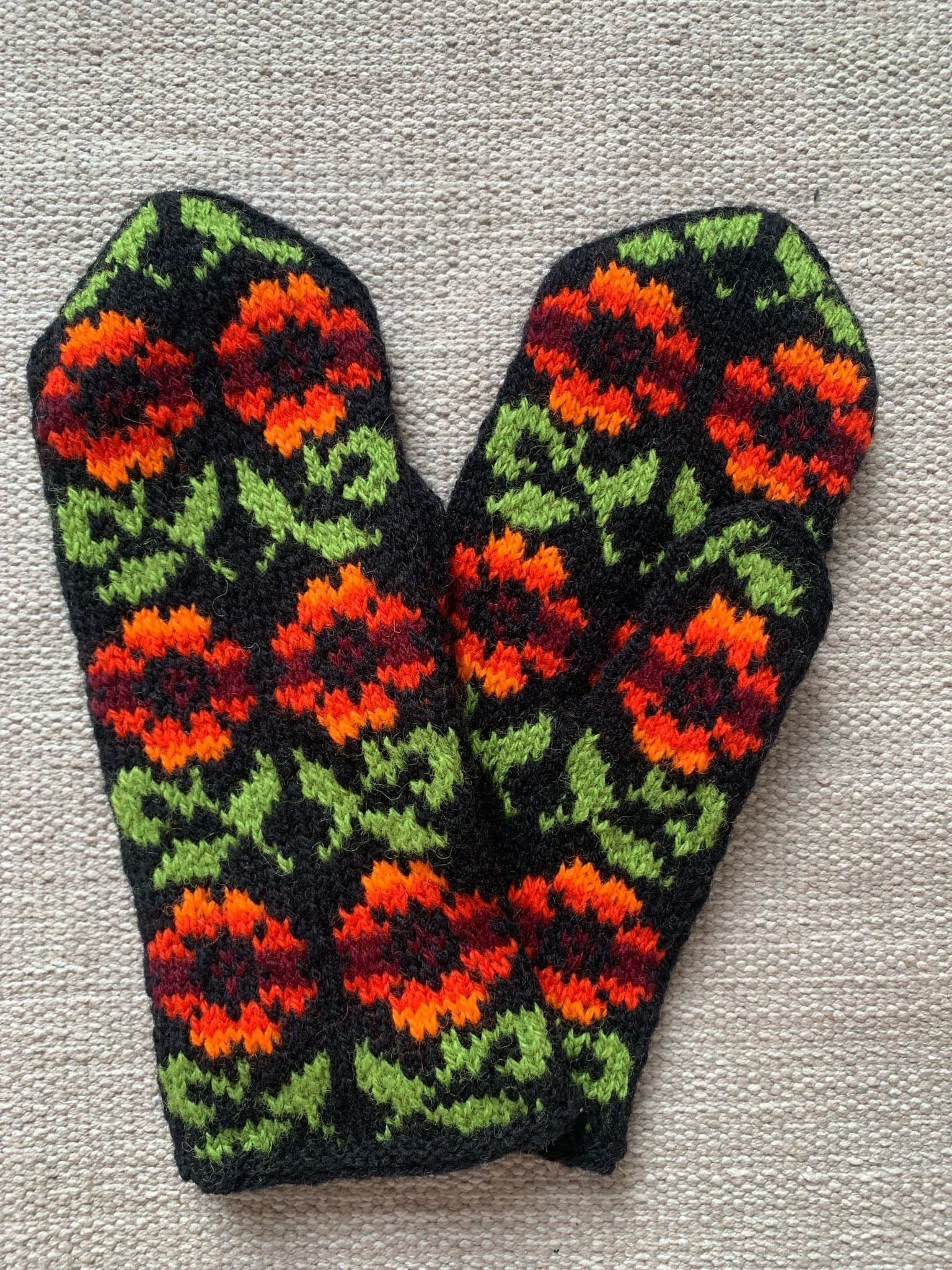 Handstickade ullvantar