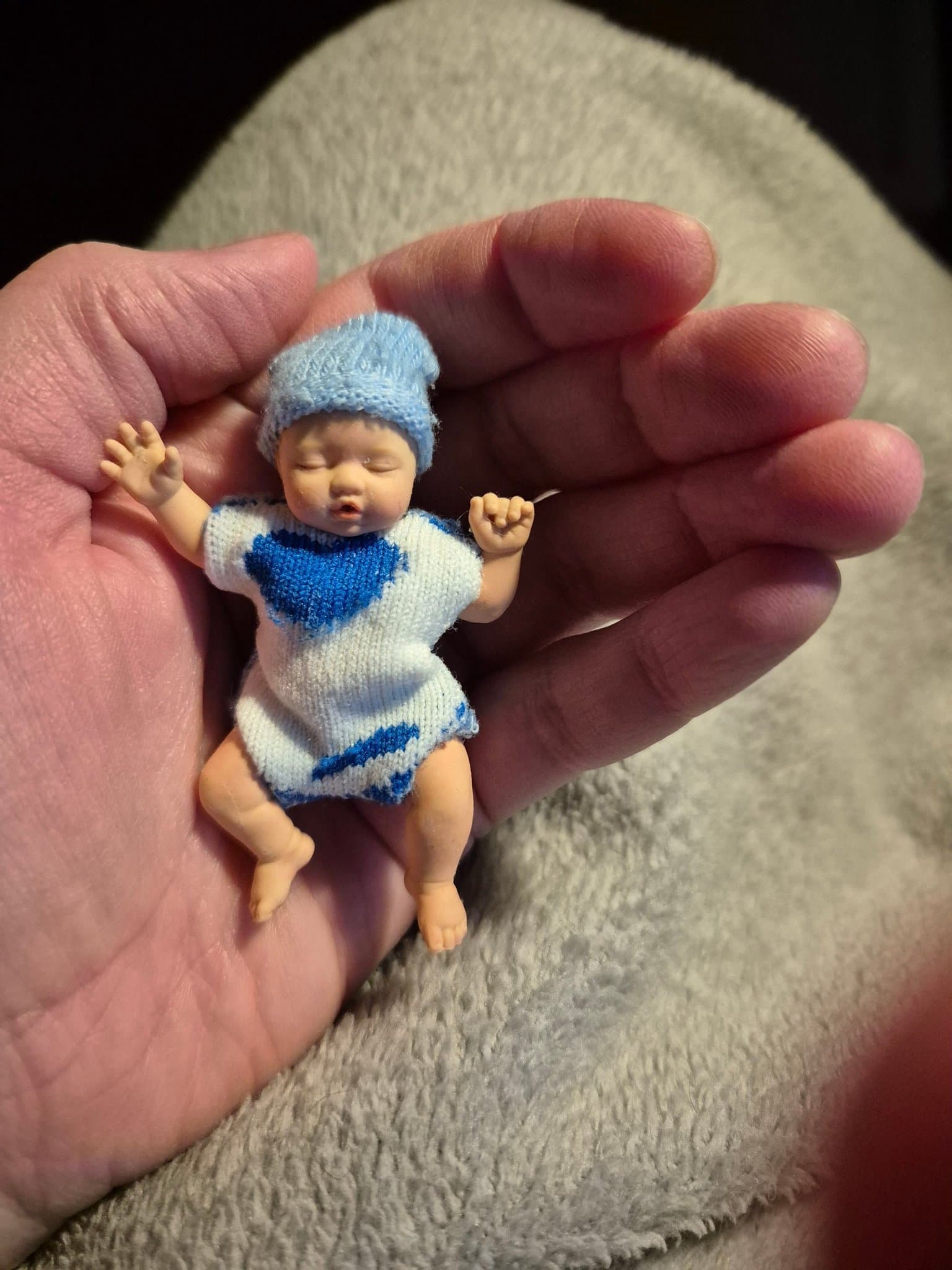 Min mini baby handgjorda onesie och hatt