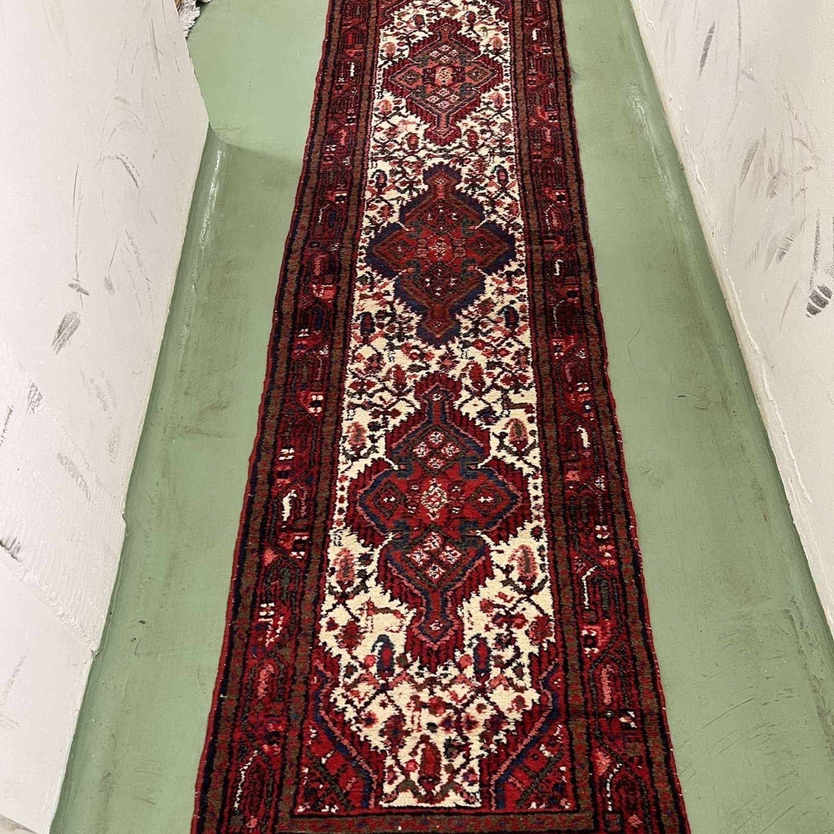 handknuten orientalisk gallerimatta i en klassisk stam- eller bydesign.