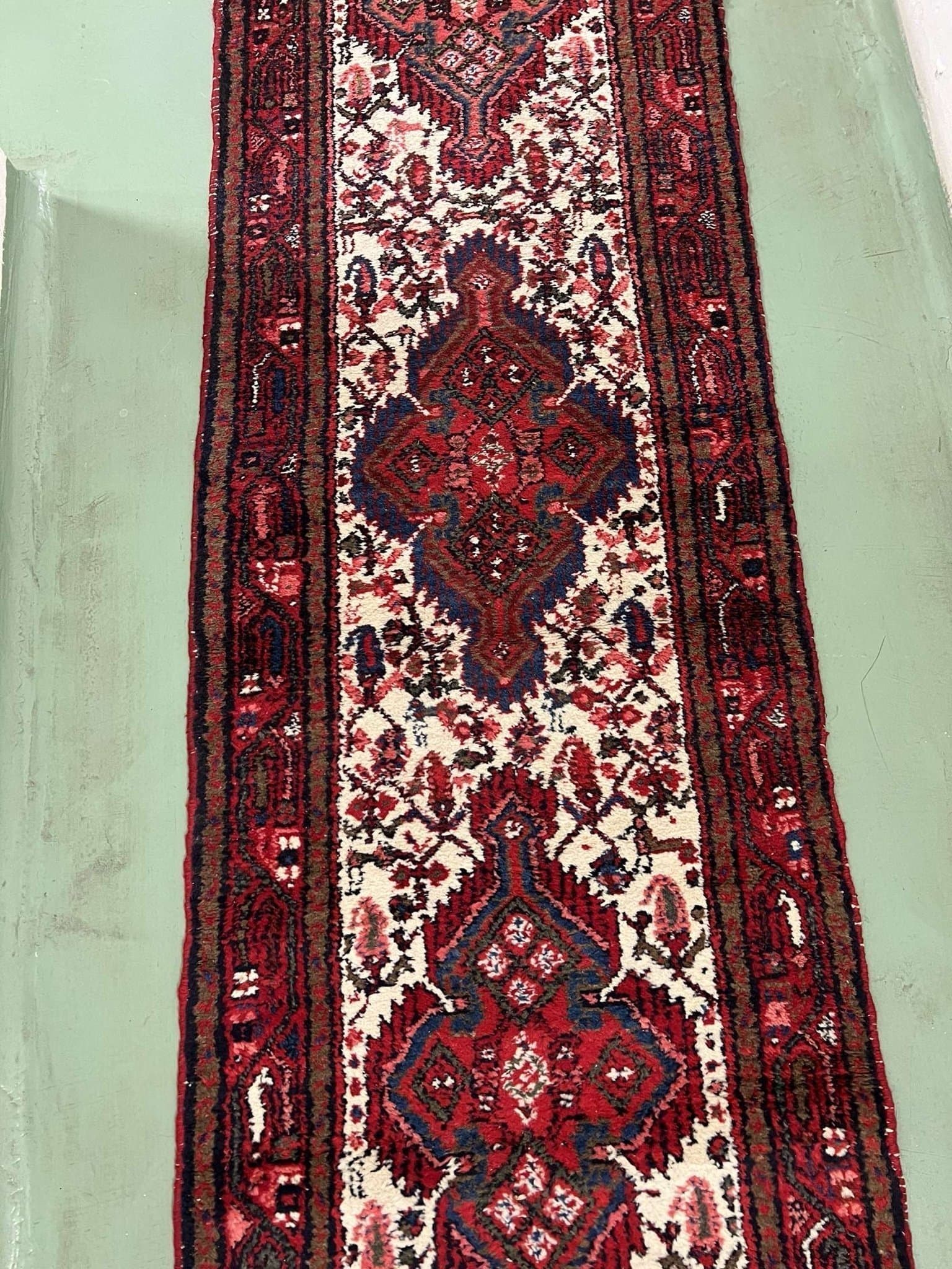 handknuten orientalisk gallerimatta i en klassisk stam- eller bydesign.