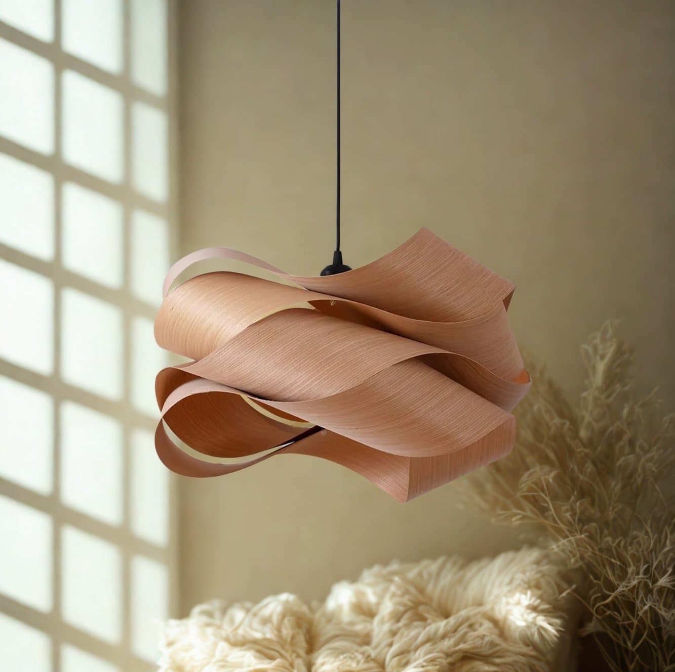 Unik pendellampa i trä – Aura Twist Ø60 med organiskt och elegant uttryck